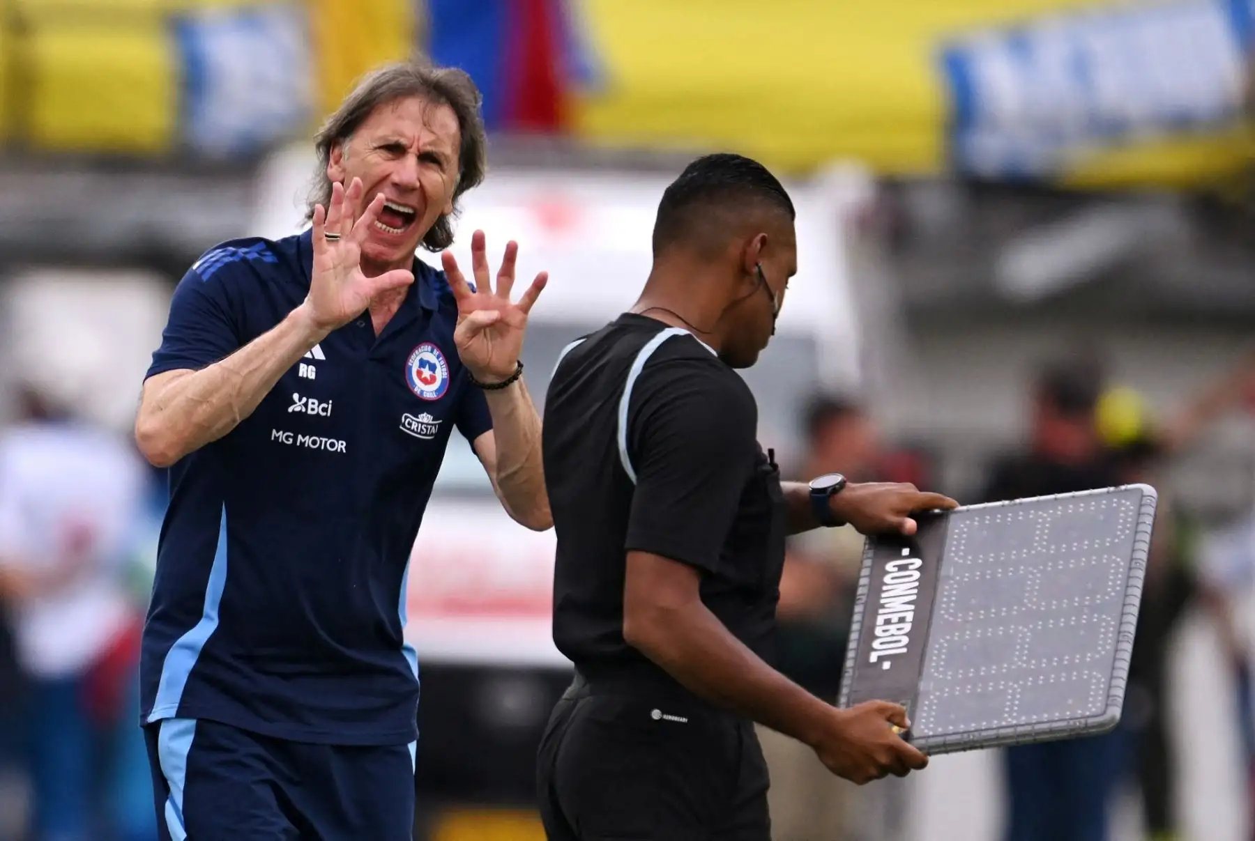 La Asociación Nacional de Fútbol Profesional (ANFP) de Chile anunció el fin del ciclo de Ricardo Gareca como director técnico de la selección tras la derrota 2-0 ante Bolivia en El Alto. Este resultado dejó a La Roja sin posibilidades de clasificar al Mundial de 2026, siendo la primera selección sudamericana eliminada. Pablo Milad, presidente de la ANFP, confirmó la decisión y agradeció el compromiso del entrenador argentino durante su gestión. Foto: AFP