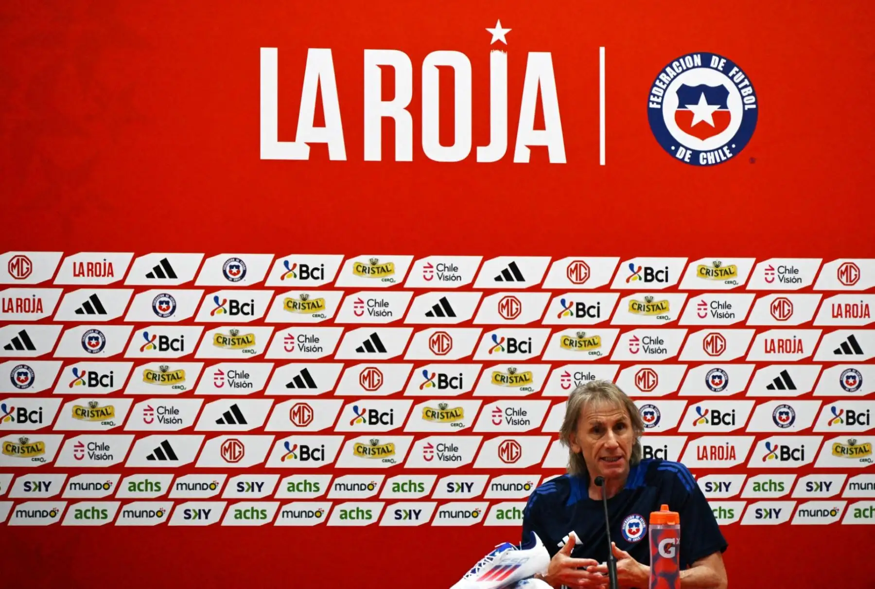 La Asociación Nacional de Fútbol Profesional (ANFP) de Chile anunció el fin del ciclo de Ricardo Gareca como director técnico de la selección tras la derrota 2-0 ante Bolivia en El Alto. Este resultado dejó a La Roja sin posibilidades de clasificar al Mundial de 2026, siendo la primera selección sudamericana eliminada. Pablo Milad, presidente de la ANFP, confirmó la decisión y agradeció el compromiso del entrenador argentino durante su gestión. Foto: AFP