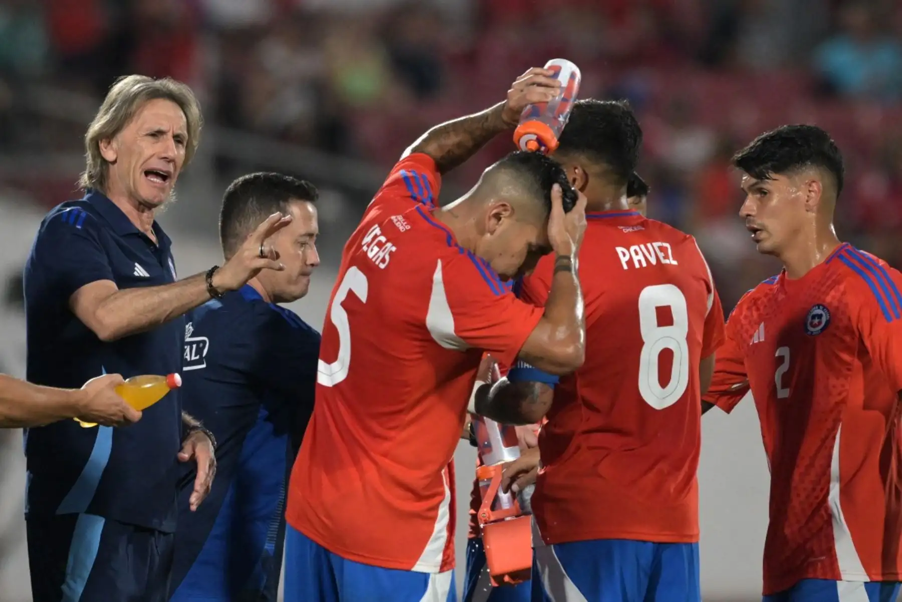 La Asociación Nacional de Fútbol Profesional (ANFP) de Chile anunció el fin del ciclo de Ricardo Gareca como director técnico de la selección tras la derrota 2-0 ante Bolivia en El Alto. Este resultado dejó a La Roja sin posibilidades de clasificar al Mundial de 2026, siendo la primera selección sudamericana eliminada. Pablo Milad, presidente de la ANFP, confirmó la decisión y agradeció el compromiso del entrenador argentino durante su gestión. Foto: AFP