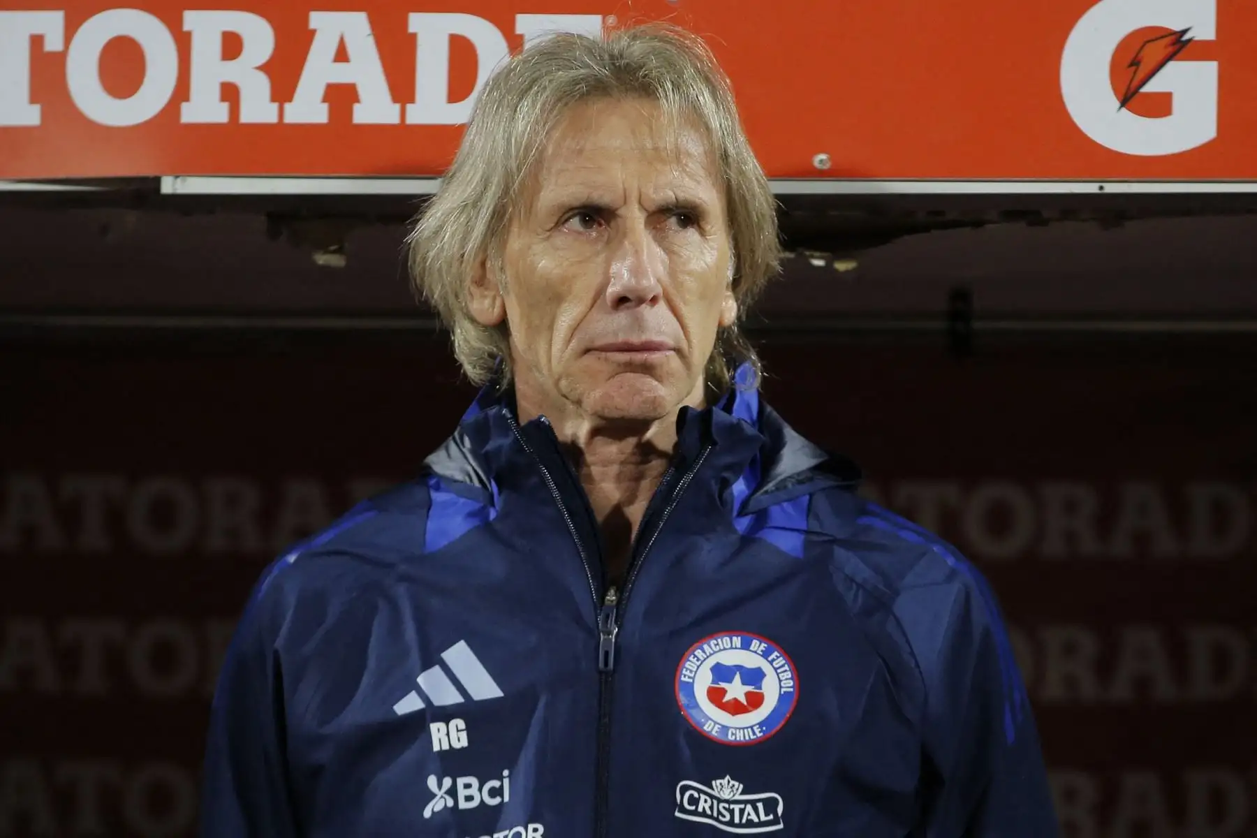 La Asociación Nacional de Fútbol Profesional (ANFP) de Chile anunció el fin del ciclo de Ricardo Gareca como director técnico de la selección tras la derrota 2-0 ante Bolivia en El Alto. Este resultado dejó a La Roja sin posibilidades de clasificar al Mundial de 2026, siendo la primera selección sudamericana eliminada. Pablo Milad, presidente de la ANFP, confirmó la decisión y agradeció el compromiso del entrenador argentino durante su gestión. Foto: AFP