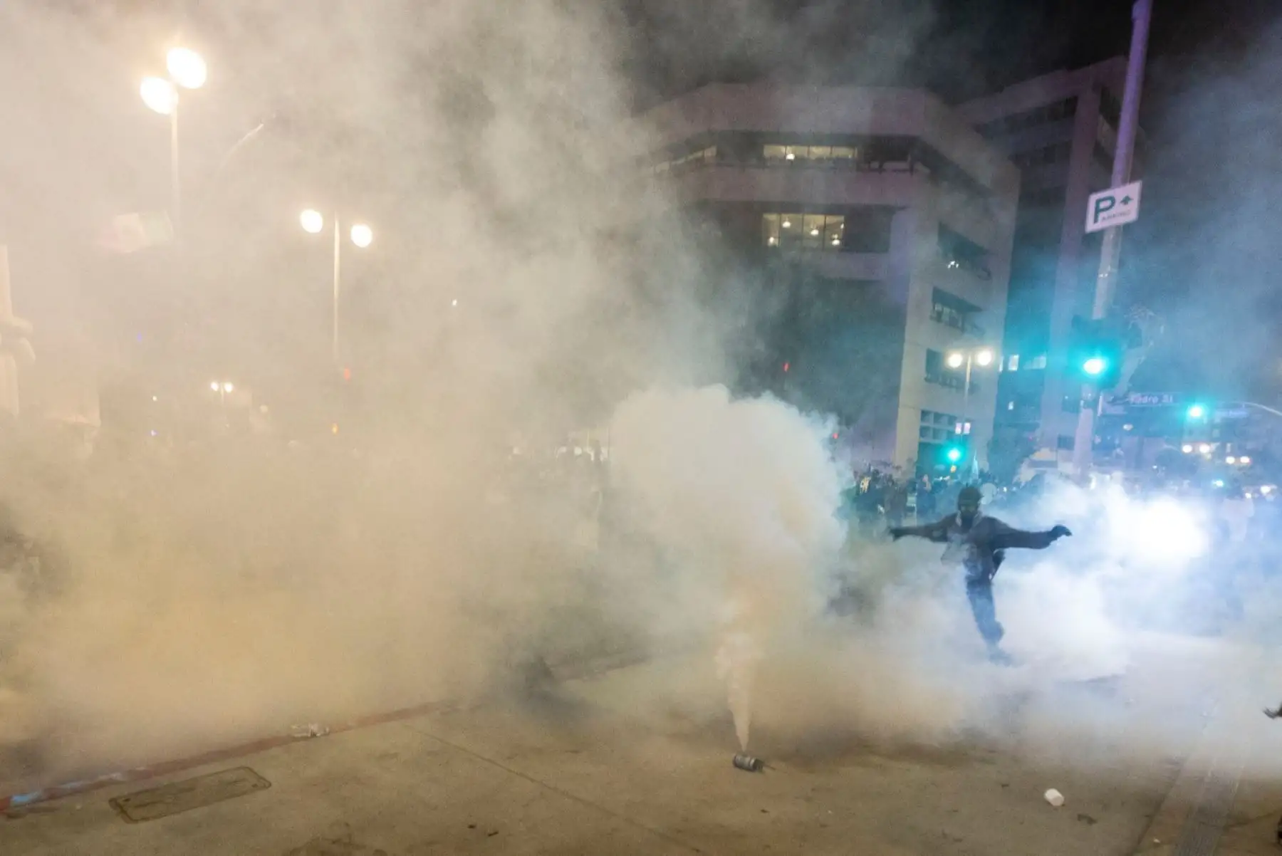 Las protestas en Los Ángeles, originadas por la política anti-inmigración del gobierno de Donald Trump, se tornaron violentas en algunos sectores pese a su carácter mayoritariamente pacífico. En respuesta, Trump decidió desplegar marines y ampliar la presencia de la Guardia Nacional, ignorando las objeciones de las autoridades locales y estatales. La medida, considerada extrema y sin precedentes recientes, ha generado tensiones y preocupaciones sobre un posible abuso del poder presidencial. Foto: AFP
