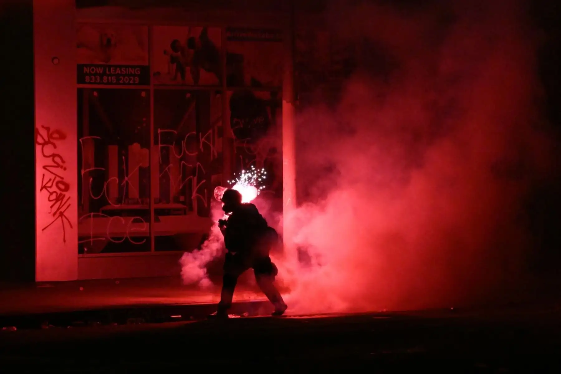 Las protestas en Los Ángeles, originadas por la política anti-inmigración del gobierno de Donald Trump, se tornaron violentas en algunos sectores pese a su carácter mayoritariamente pacífico. En respuesta, Trump decidió desplegar marines y ampliar la presencia de la Guardia Nacional, ignorando las objeciones de las autoridades locales y estatales. La medida, considerada extrema y sin precedentes recientes, ha generado tensiones y preocupaciones sobre un posible abuso del poder presidencial. Foto: AFP