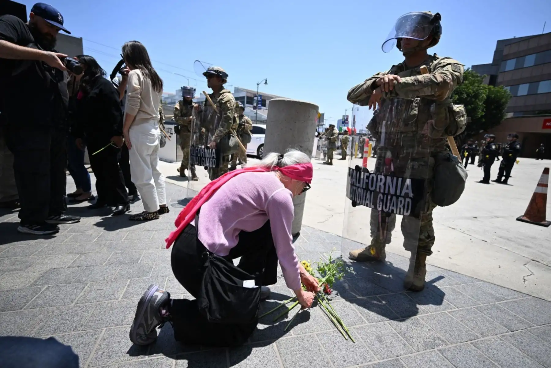 Las protestas en Los Ángeles, originadas por la política anti-inmigración del gobierno de Donald Trump, se tornaron violentas en algunos sectores pese a su carácter mayoritariamente pacífico. En respuesta, Trump decidió desplegar marines y ampliar la presencia de la Guardia Nacional, ignorando las objeciones de las autoridades locales y estatales. La medida, considerada extrema y sin precedentes recientes, ha generado tensiones y preocupaciones sobre un posible abuso del poder presidencial. Foto: AFP