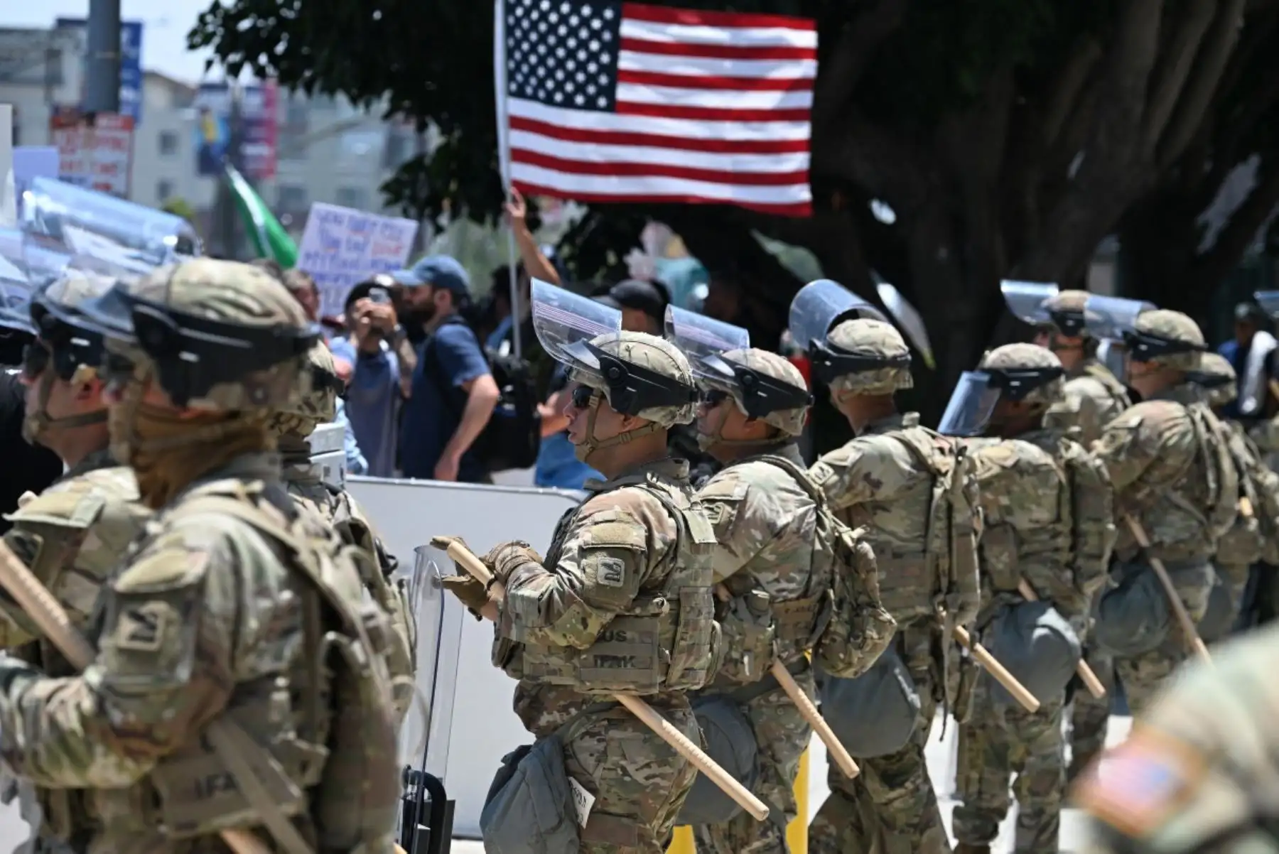 Las protestas en Los Ángeles, originadas por la política anti-inmigración del gobierno de Donald Trump, se tornaron violentas en algunos sectores pese a su carácter mayoritariamente pacífico. En respuesta, Trump decidió desplegar marines y ampliar la presencia de la Guardia Nacional, ignorando las objeciones de las autoridades locales y estatales. La medida, considerada extrema y sin precedentes recientes, ha generado tensiones y preocupaciones sobre un posible abuso del poder presidencial. Foto: AFP
