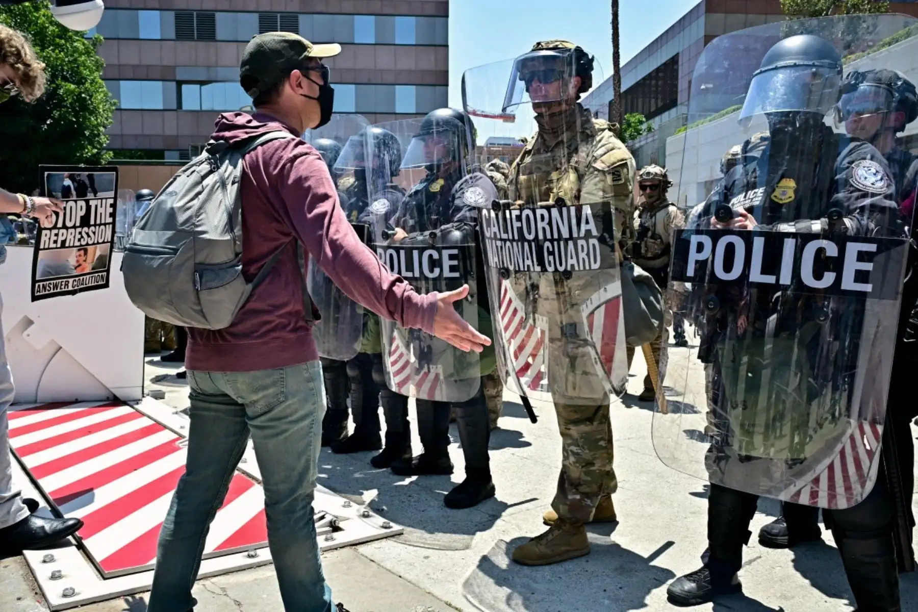 Las protestas en Los Ángeles, originadas por la política anti-inmigración del gobierno de Donald Trump, se tornaron violentas en algunos sectores pese a su carácter mayoritariamente pacífico. En respuesta, Trump decidió desplegar marines y ampliar la presencia de la Guardia Nacional, ignorando las objeciones de las autoridades locales y estatales. La medida, considerada extrema y sin precedentes recientes, ha generado tensiones y preocupaciones sobre un posible abuso del poder presidencial. Foto: AFP