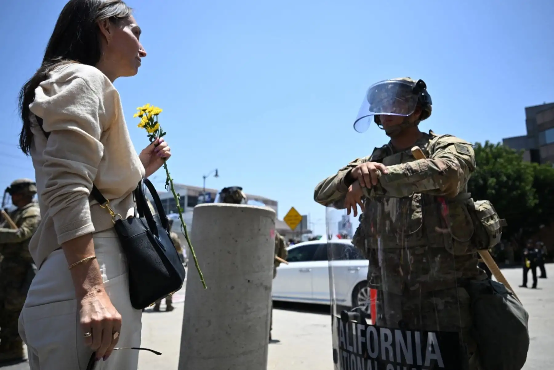 Las protestas en Los Ángeles, originadas por la política anti-inmigración del gobierno de Donald Trump, se tornaron violentas en algunos sectores pese a su carácter mayoritariamente pacífico. En respuesta, Trump decidió desplegar marines y ampliar la presencia de la Guardia Nacional, ignorando las objeciones de las autoridades locales y estatales. La medida, considerada extrema y sin precedentes recientes, ha generado tensiones y preocupaciones sobre un posible abuso del poder presidencial. Foto: AFP