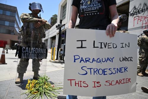 Protestas en Los Ángeles, originadas por la política antiinmigración del gobierno de Donald Trump. Foto: AFP