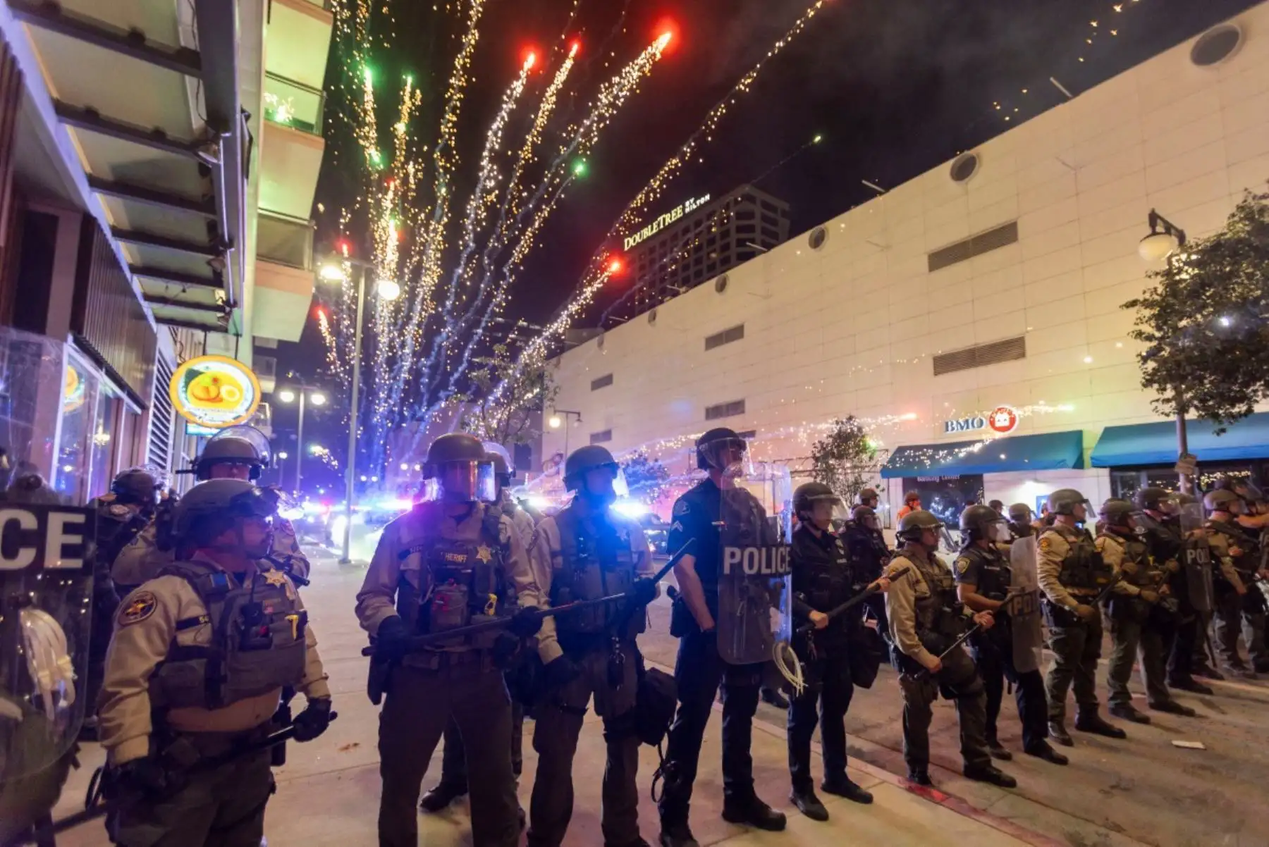 Las protestas en Los Ángeles, originadas por la política anti-inmigración del gobierno de Donald Trump, se tornaron violentas en algunos sectores pese a su carácter mayoritariamente pacífico. En respuesta, Trump decidió desplegar marines y ampliar la presencia de la Guardia Nacional, ignorando las objeciones de las autoridades locales y estatales. La medida, considerada extrema y sin precedentes recientes, ha generado tensiones y preocupaciones sobre un posible abuso del poder presidencial. Foto: AFP