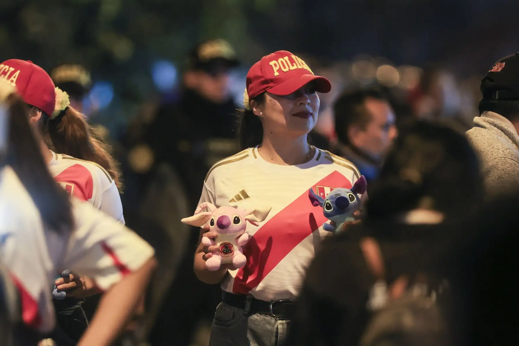 Hinchas peruanos y ecuatorianos alientan en el Estadio Nacional, previo al encuentro entre Perú y Ecuador por las eliminatorias rumbo al Mundial 2026. Foto: ANDINA/Jhonel Rodríguez Robles