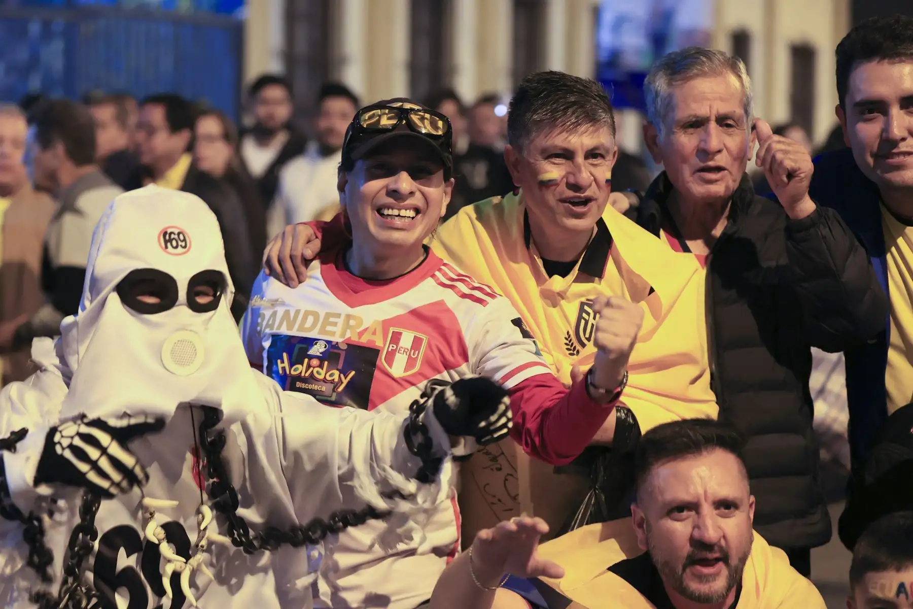 Hinchas peruanos y ecuatorianos alientan en el Estadio Nacional, previo al encuentro entre Perú y Ecuador por las eliminatorias rumbo al Mundial 2026. Foto: ANDINA/Jhonel Rodríguez Robles