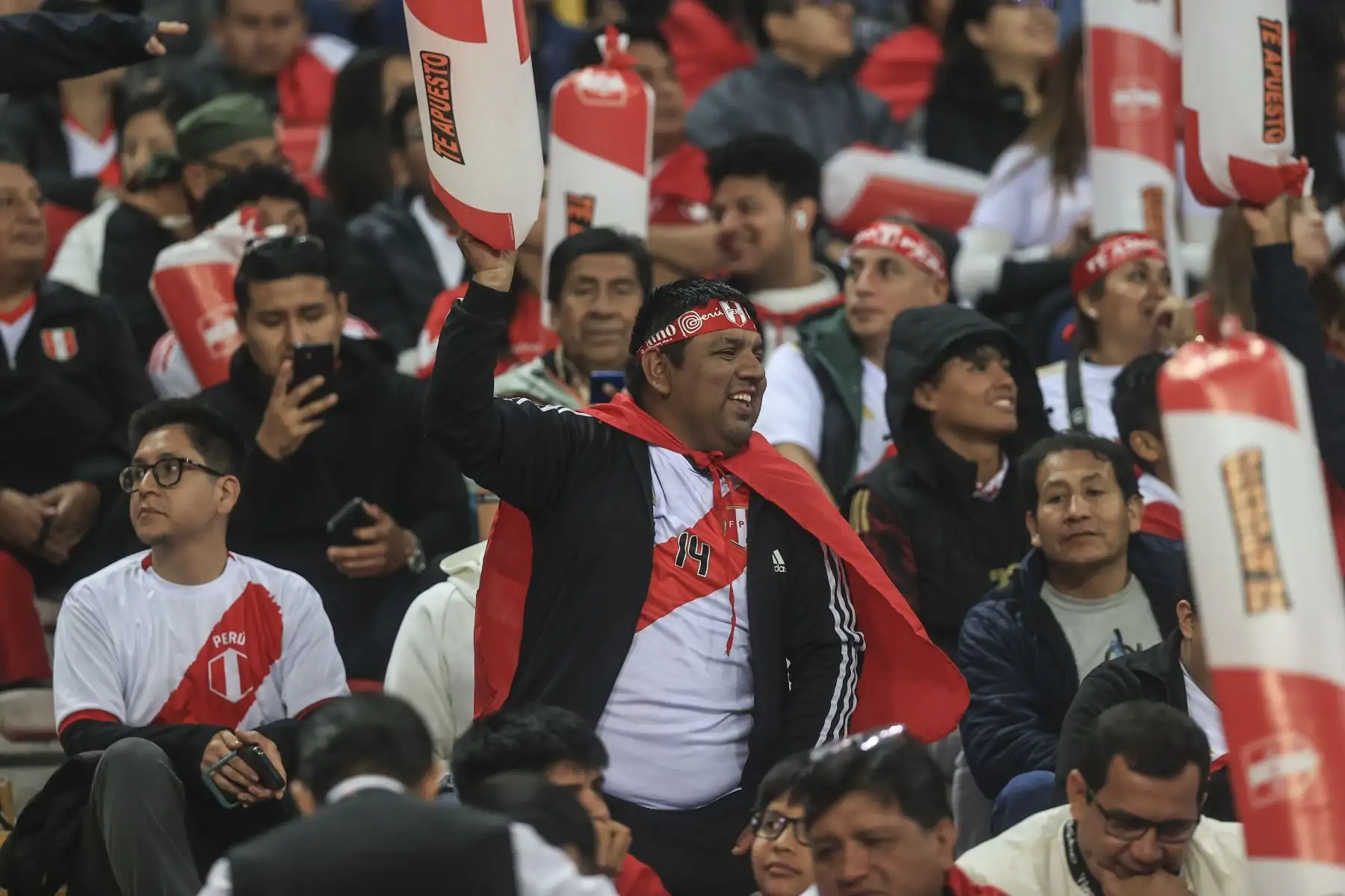 Hinchas alientan en el Estadio Nacional previo al encuentro entre Perú y Ecuador por las eliminatorias rumbo al mundial 2026. Foto: ANDINA/Jhonel Rodríguez Robles