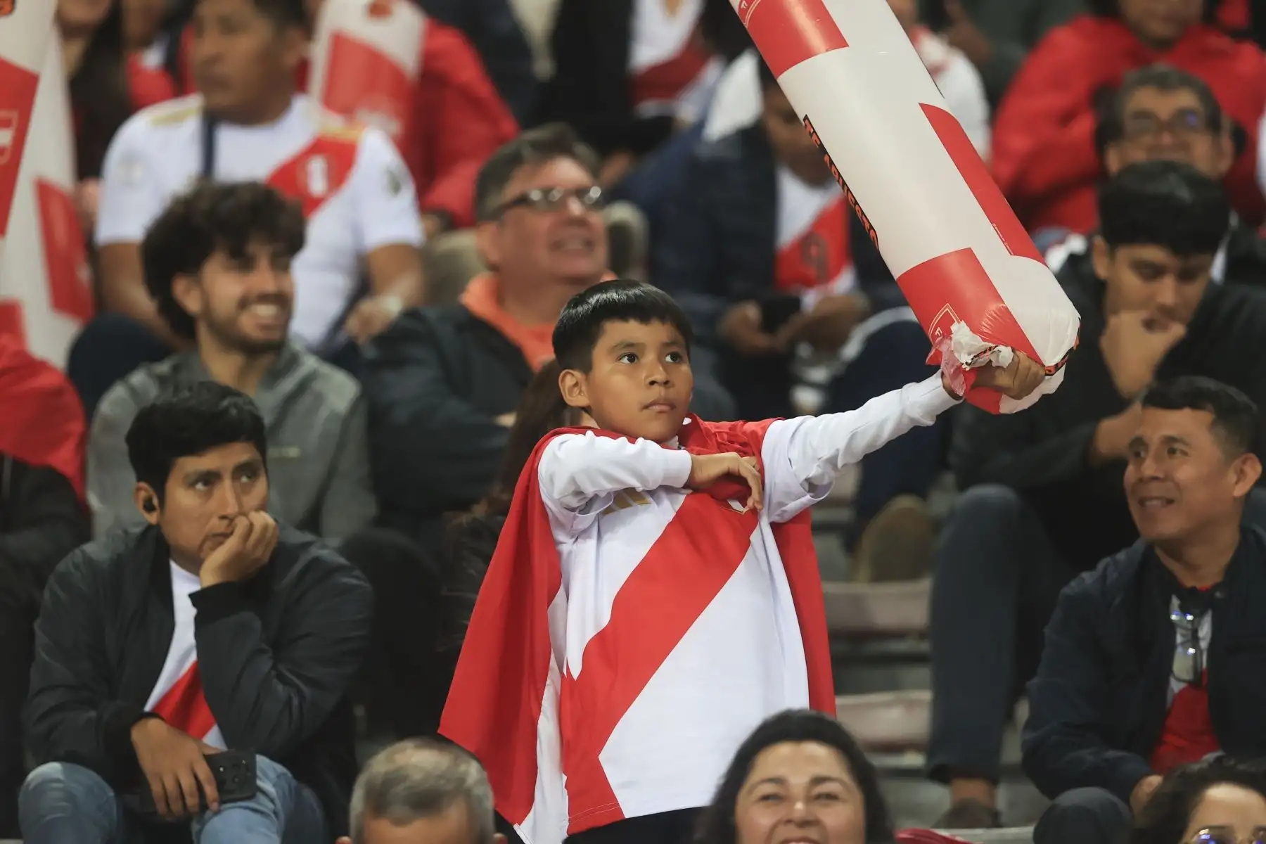 Hinchas alientan en el Estadio Nacional previo al encuentro entre Perú y Ecuador por las eliminatorias rumbo al mundial 2026. Foto: ANDINA/Jhonel Rodríguez Robles