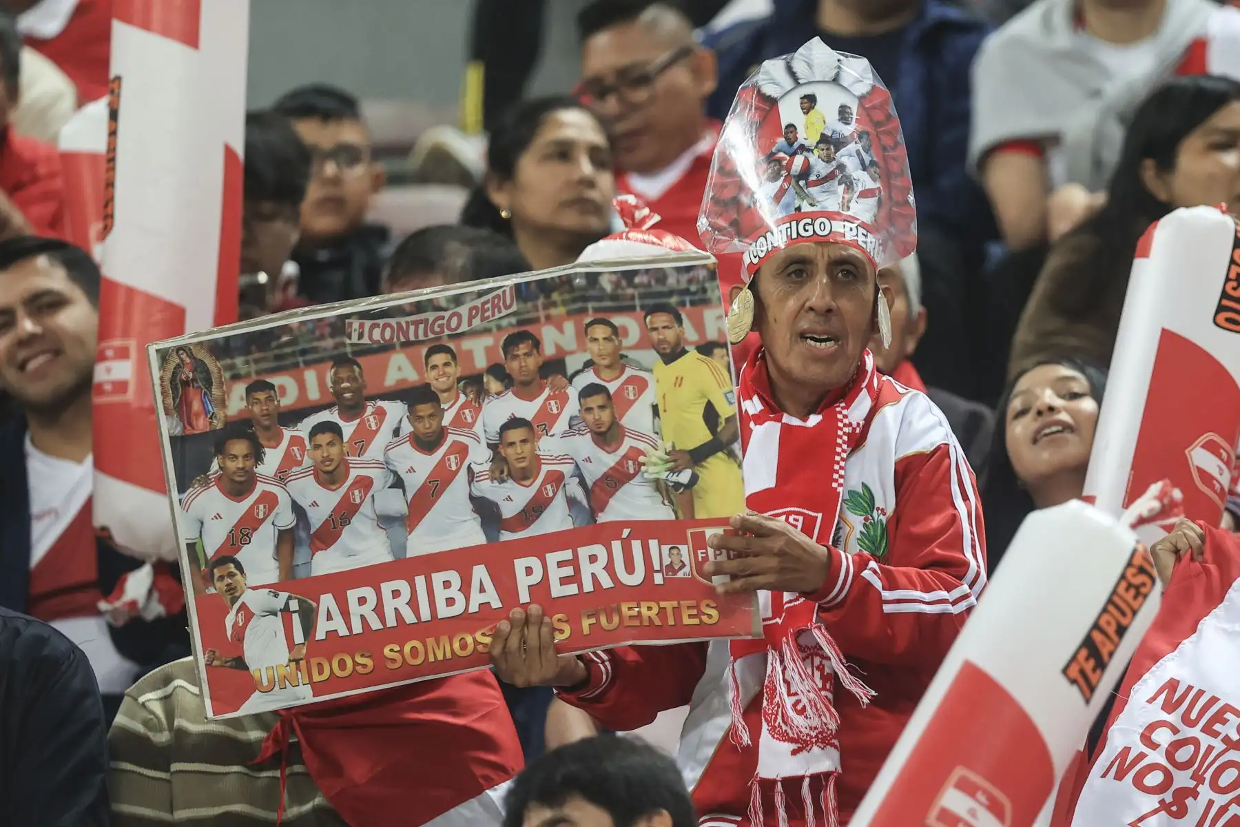 Hinchas alientan en el Estadio Nacional previo al encuentro entre Perú y Ecuador por las eliminatorias rumbo al mundial 2026. Foto: ANDINA/Jhonel Rodríguez Robles
