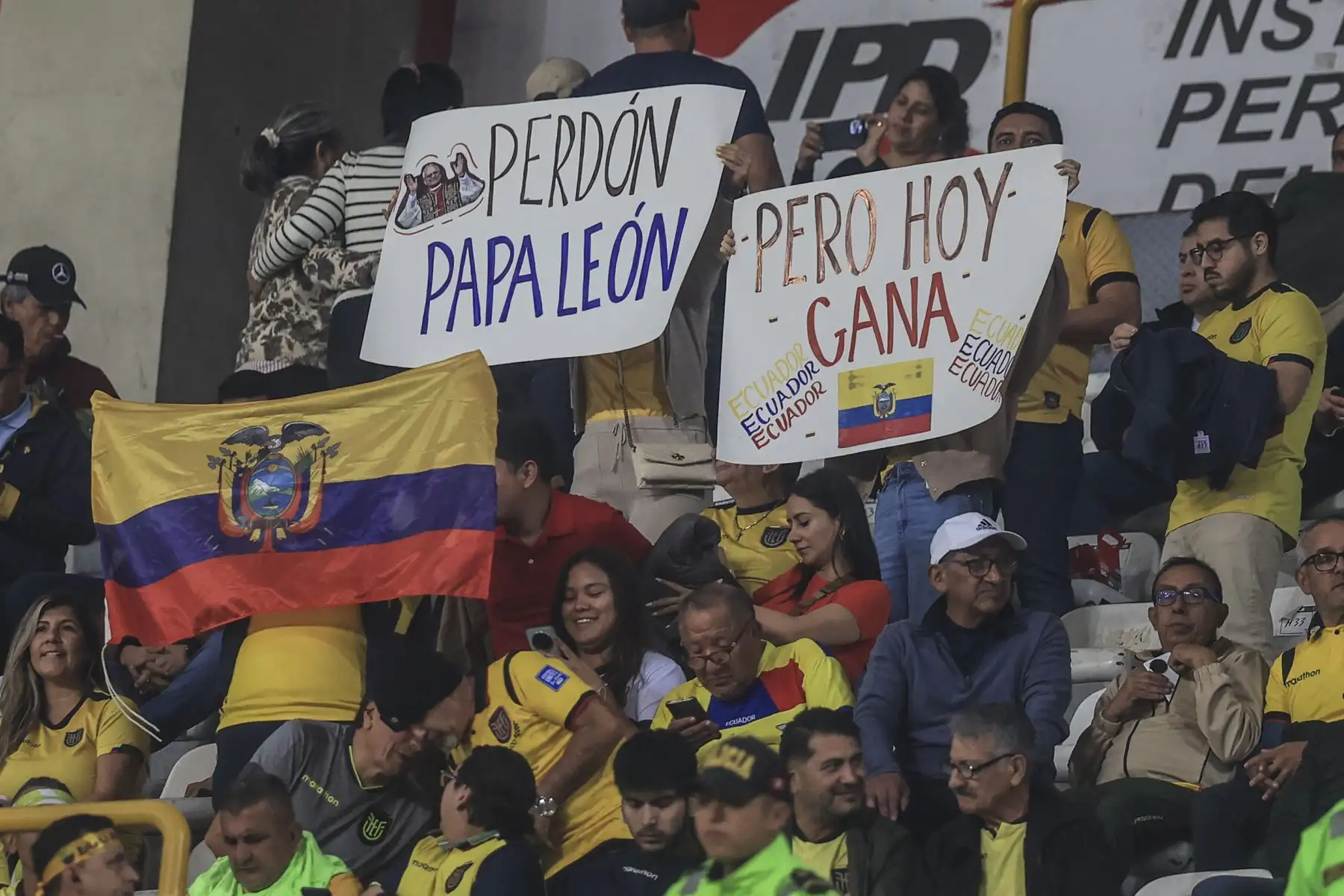 Hinchas peruanos y ecuatorianos alientan en el Estadio Nacional, previo al encuentro entre Perú y Ecuador por las eliminatorias rumbo al Mundial 2026. Foto: ANDINA/Jhonel Rodríguez Robles