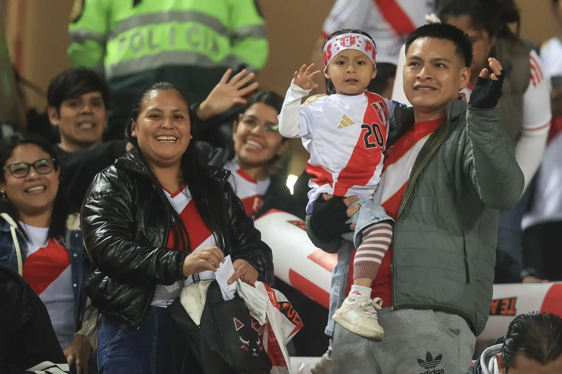 Hinchas peruanos y ecuatorianos alientan en el Estadio Nacional, previo al encuentro entre Perú y Ecuador por las eliminatorias rumbo al Mundial 2026. Foto: ANDINA/Jhonel Rodríguez Robles