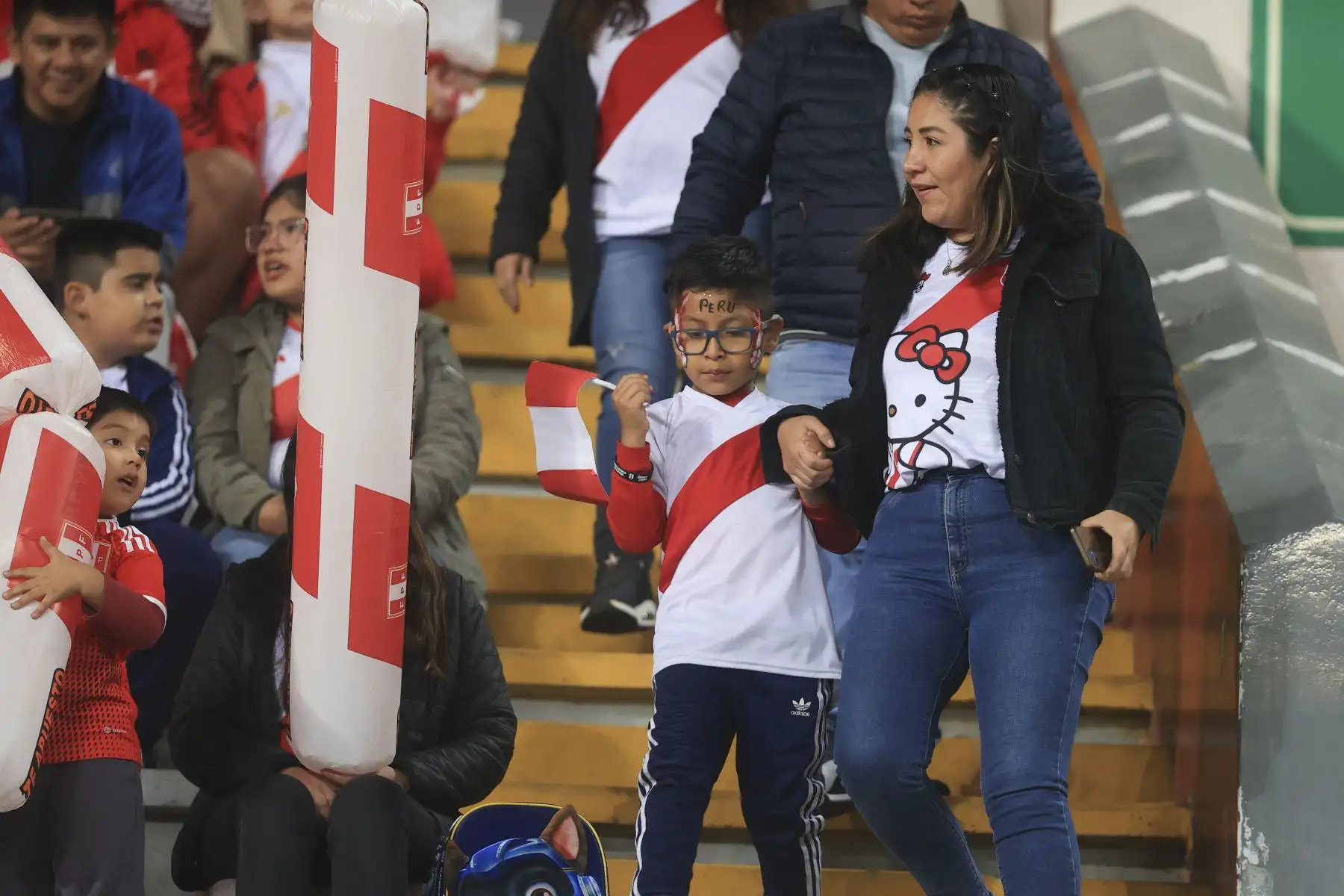 Hinchas peruanos y ecuatorianos alientan en el Estadio Nacional, previo al encuentro entre Perú y Ecuador por las eliminatorias rumbo al Mundial 2026. Foto: ANDINA/Jhonel Rodríguez Robles