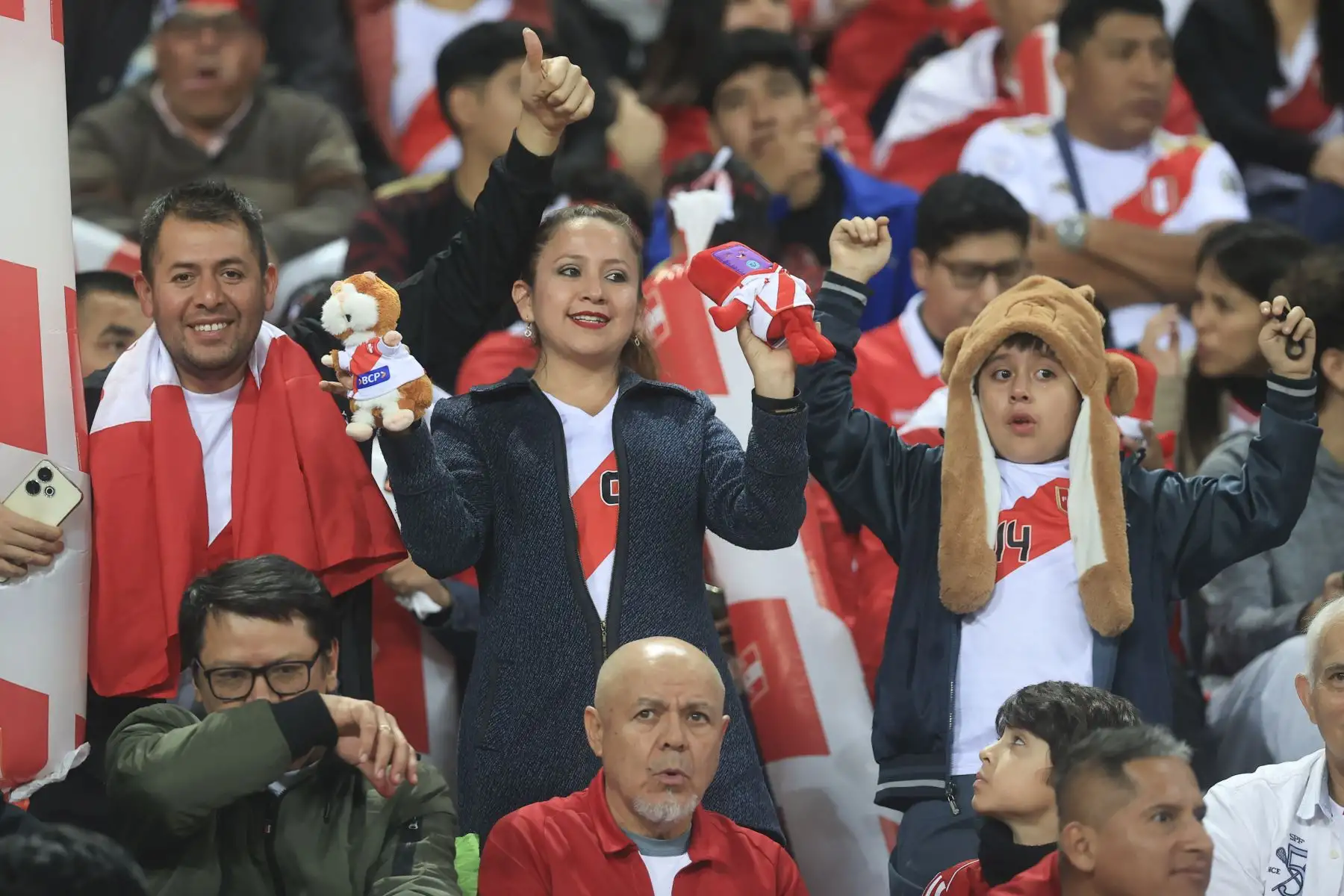 Hinchas peruanos y ecuatorianos alientan en el Estadio Nacional, previo al encuentro entre Perú y Ecuador por las eliminatorias rumbo al Mundial 2026. Foto: ANDINA/Jhonel Rodríguez Robles