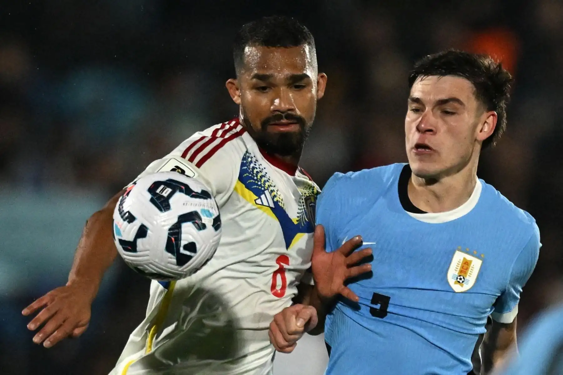 Uruguay dio un golpe de autoridad en Montevideo este martes al vencer 2-0 a Venezuela para quedar virtualmente clasificado al Mundial de Norteamérica-2026, mientras que la Vinotinto parece destinada a luchar por el boleto al repechaje. Foto: AFP