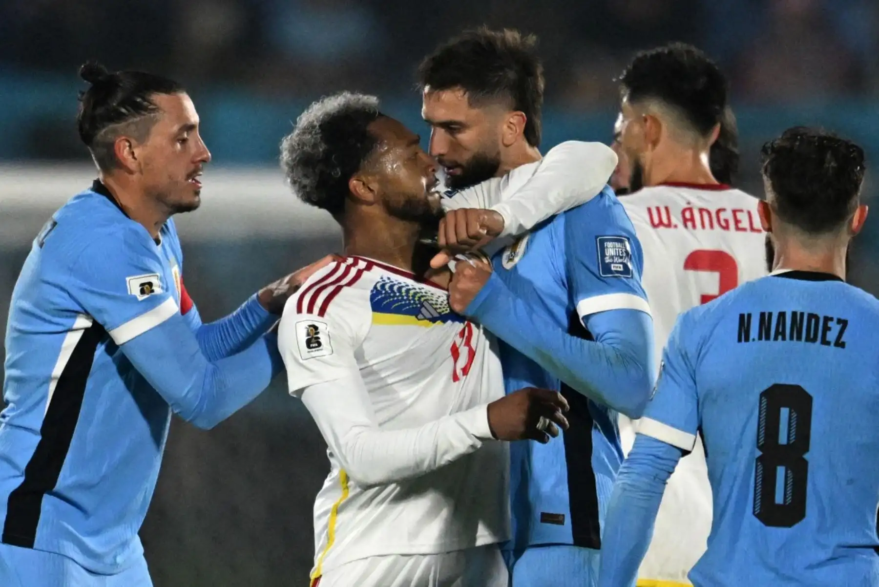 El planteamiento ofensivo de Marcelo Bielsa tuvo recompensa ante un equipo dirigido por el también argentino Fernando Batista que apostó a la férrea defensa y al contragolpe, pero que se va de Montevideo con las manos vacías y casi resignado a pelear por el séptimo puesto que vale la repesca intercontinental. Foto: AFP