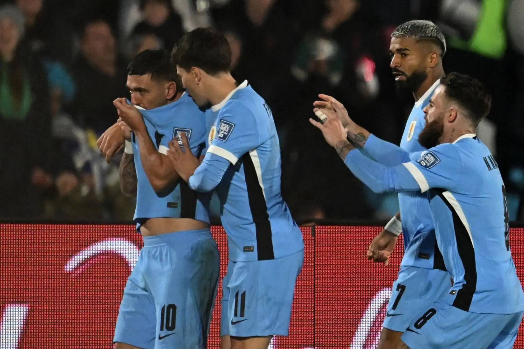 Uruguay dio un golpe de autoridad en Montevideo este martes al vencer 2-0 a Venezuela para quedar virtualmente clasificado al Mundial de Norteamérica-2026, mientras que la Vinotinto parece destinada a luchar por el boleto al repechaje. Foto: AFP