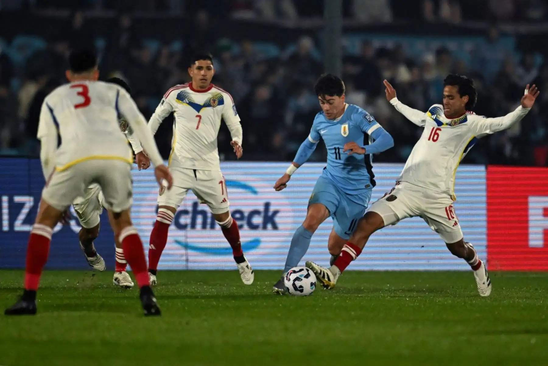 Uruguay dio un golpe de autoridad en Montevideo este martes al vencer 2-0 a Venezuela para quedar virtualmente clasificado al Mundial de Norteamérica-2026, mientras que la Vinotinto parece destinada a luchar por el boleto al repechaje. Foto: AFP