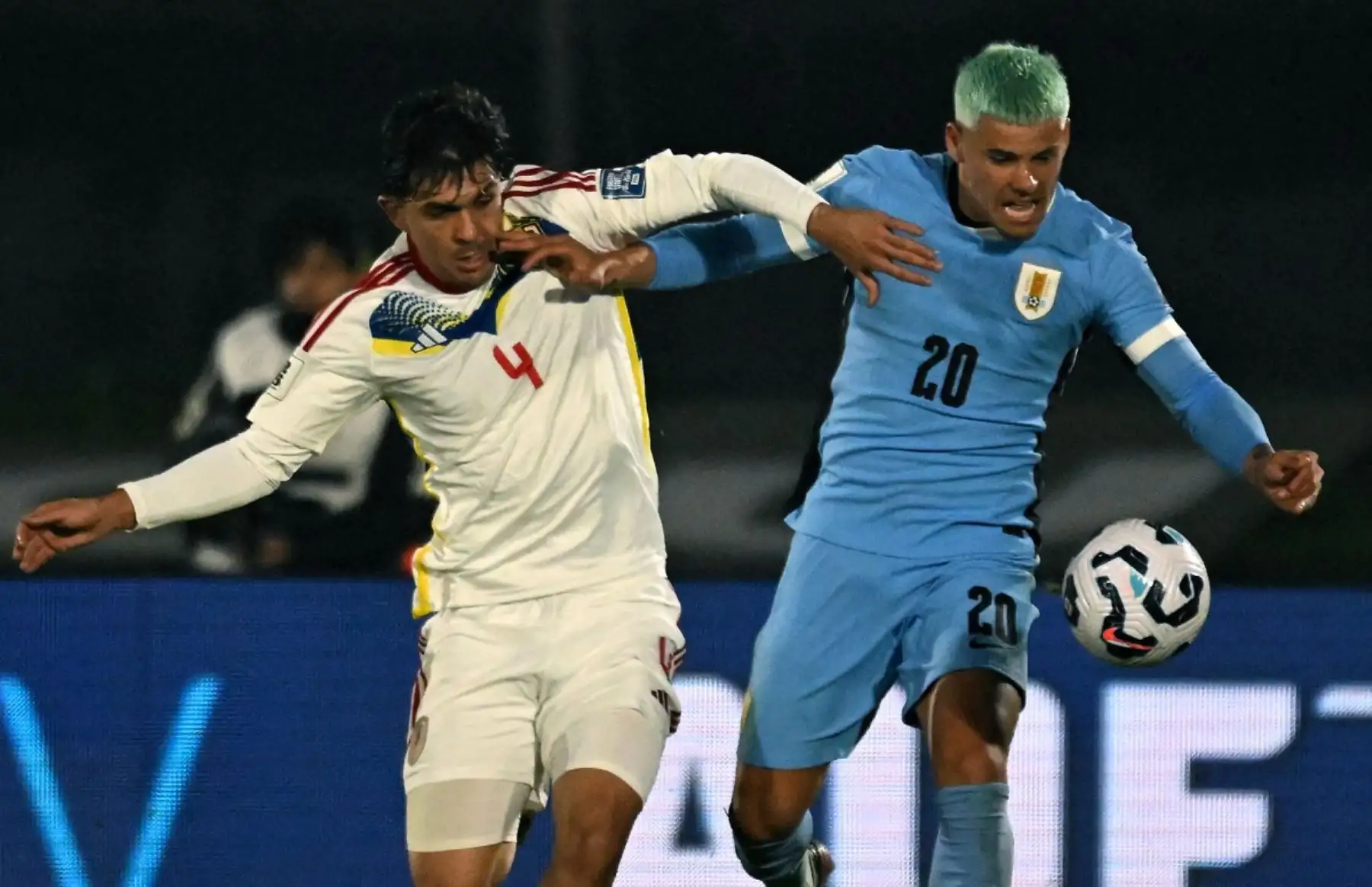 Uruguay suma 24 unidades y de momento está tercero en el clasificatorio. Por su parte, Venezuela se mantiene con 18 puntos en la séptima posición, apenas un punto por encima de Bolivia que en el primer partido de este martes eliminó a Chile al vencerlo 2-0. Foto: AFP