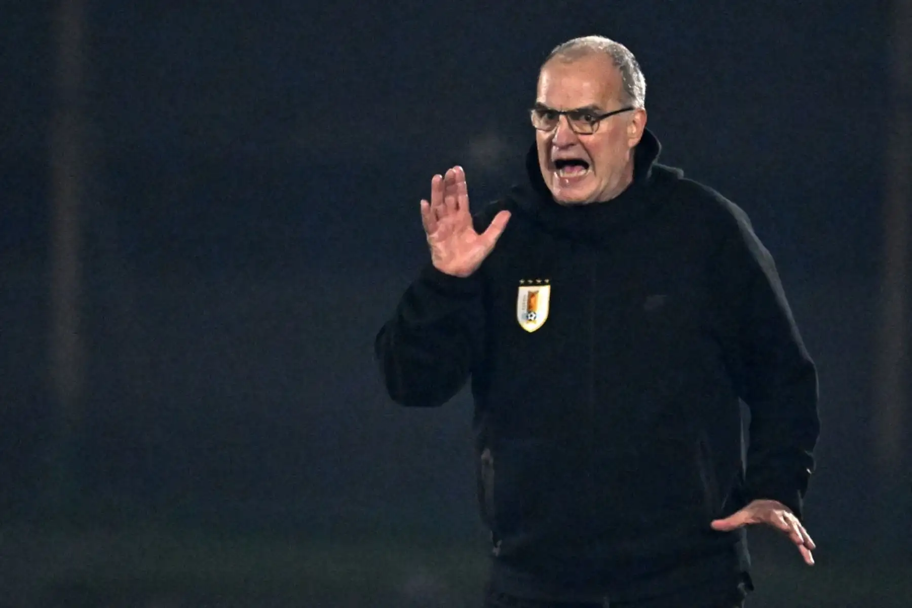 El planteamiento ofensivo de Marcelo Bielsa tuvo recompensa ante un equipo dirigido por el también argentino Fernando Batista que apostó a la férrea defensa y al contragolpe, pero que se va de Montevideo con las manos vacías y casi resignado a pelear por el séptimo puesto que vale la repesca intercontinental. Foto: AFP