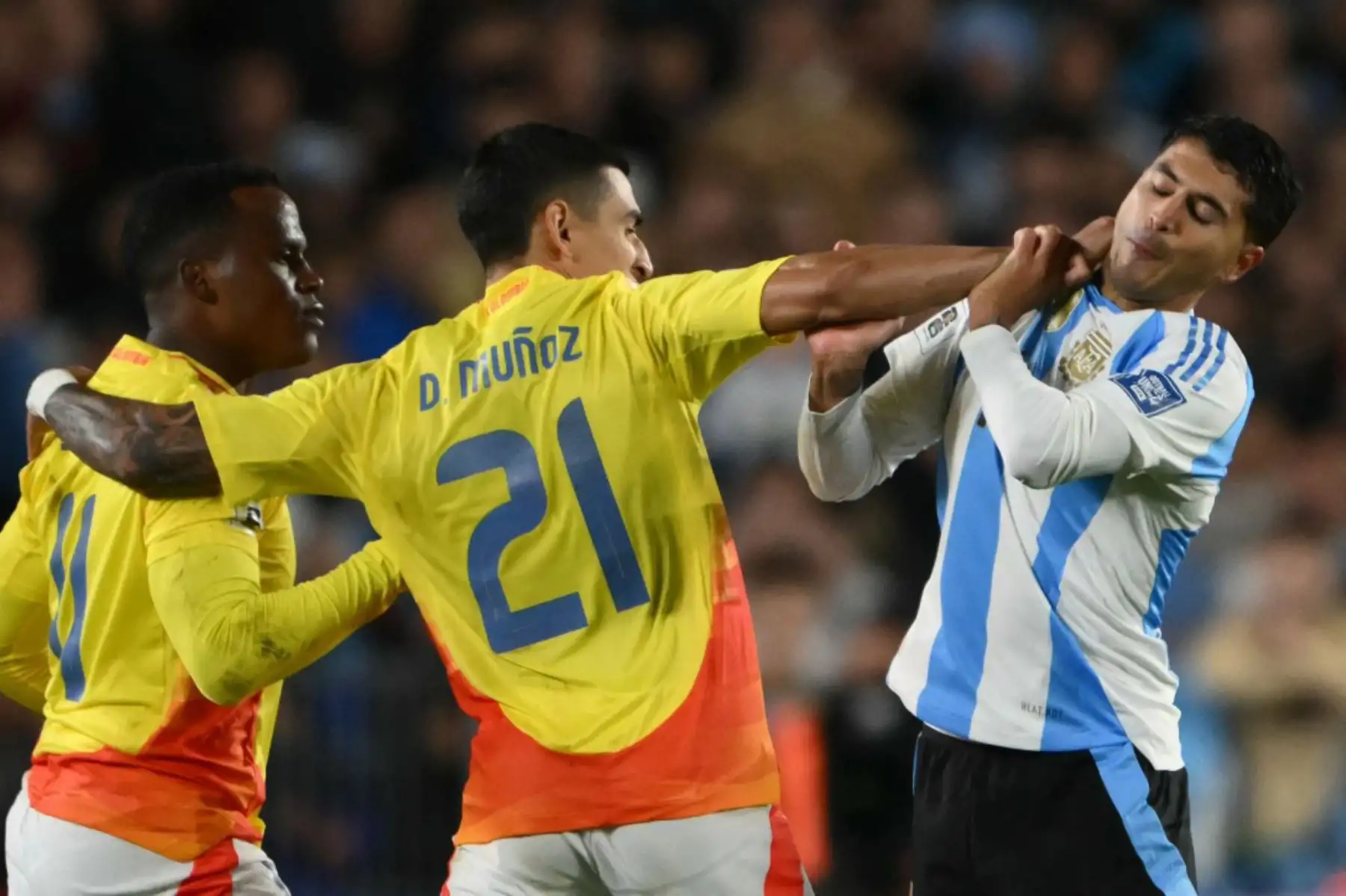 Argentina y Colombia empataron 1-1 en un vibrante partido por la decimosexta fecha de las eliminatorias sudamericanas rumbo al Mundial 2026. Luis Díaz abrió el marcador para Colombia, pero Thiago Almada igualó cerca del final. Argentina, que ya aseguró su clasificación y liderato, suma 35 puntos. Colombia, con 22 unidades, sigue en la pelea. En la próxima jornada, Argentina enfrentará a Venezuela y Colombia recibirá a Bolivia. Foto: AFP