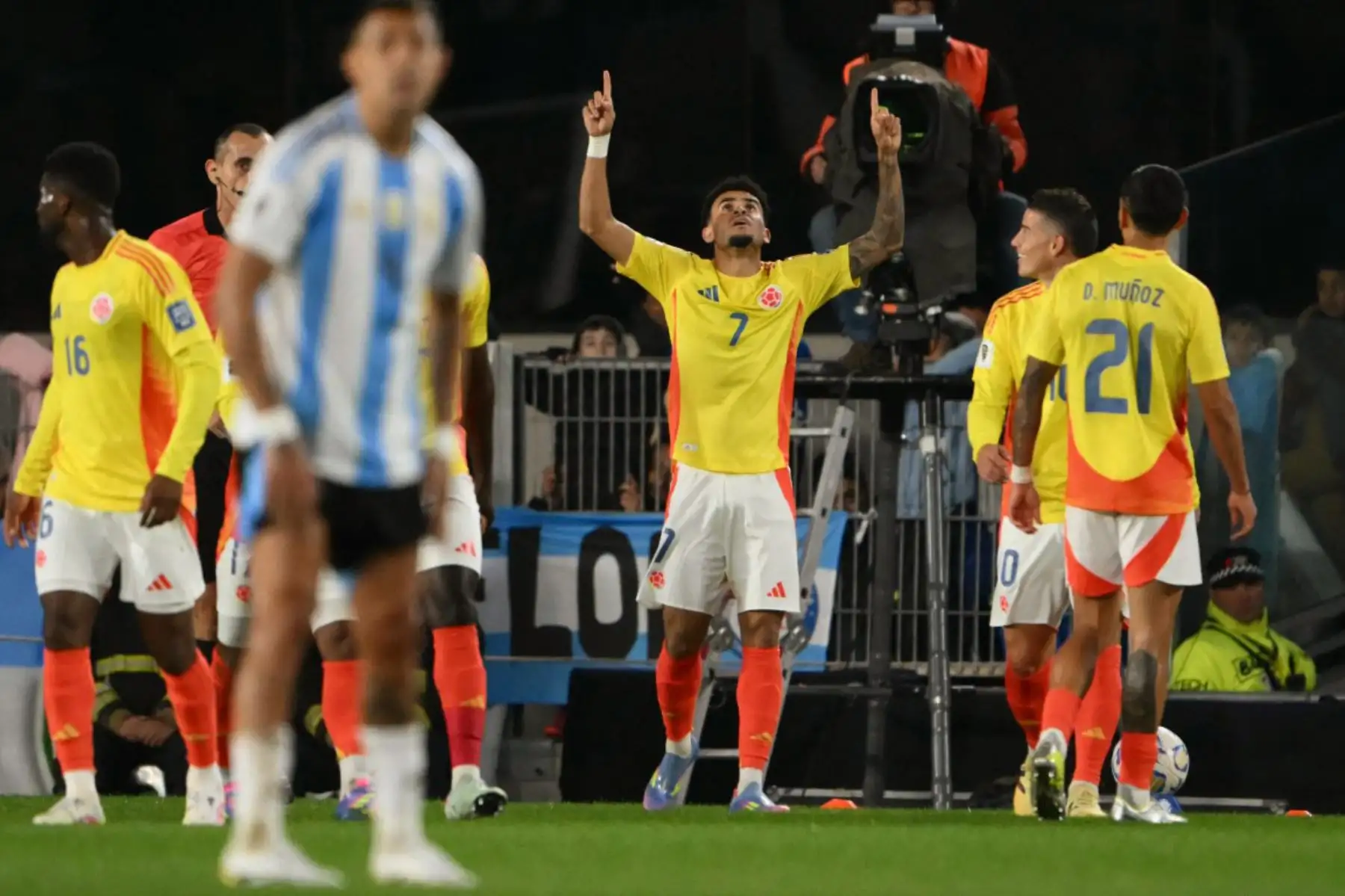 Argentina y Colombia empataron 1-1 en un vibrante partido por la decimosexta fecha de las eliminatorias sudamericanas rumbo al Mundial 2026. Luis Díaz abrió el marcador para Colombia, pero Thiago Almada igualó cerca del final. Argentina, que ya aseguró su clasificación y liderato, suma 35 puntos. Colombia, con 22 unidades, sigue en la pelea. En la próxima jornada, Argentina enfrentará a Venezuela y Colombia recibirá a Bolivia. Foto: AFP