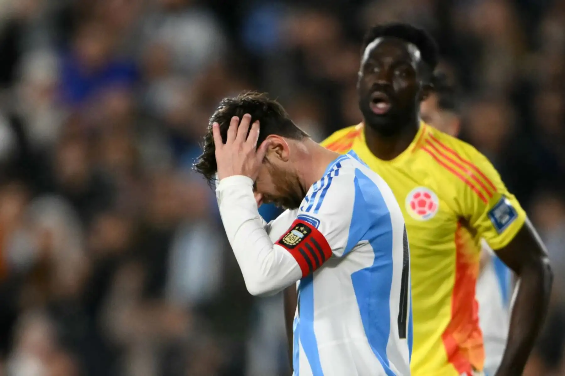 Argentina y Colombia empataron 1-1 en un vibrante partido por la decimosexta fecha de las eliminatorias sudamericanas rumbo al Mundial 2026. Luis Díaz abrió el marcador para Colombia, pero Thiago Almada igualó cerca del final. Argentina, que ya aseguró su clasificación y liderato, suma 35 puntos. Colombia, con 22 unidades, sigue en la pelea. En la próxima jornada, Argentina enfrentará a Venezuela y Colombia recibirá a Bolivia. Foto: AFP