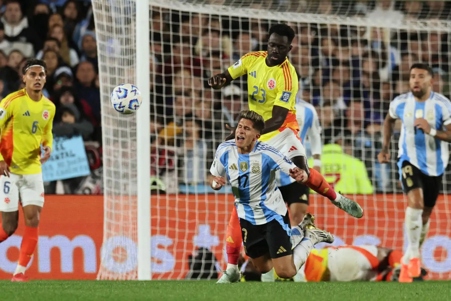 Argentina y Colombia empataron 1-1 en un vibrante partido por la decimosexta fecha de las eliminatorias sudamericanas rumbo al Mundial 2026. Luis Díaz abrió el marcador para Colombia, pero Thiago Almada igualó cerca del final. Argentina, que ya aseguró su clasificación y liderato, suma 35 puntos. Colombia, con 22 unidades, sigue en la pelea. En la próxima jornada, Argentina enfrentará a Venezuela y Colombia recibirá a Bolivia. Foto: AFP