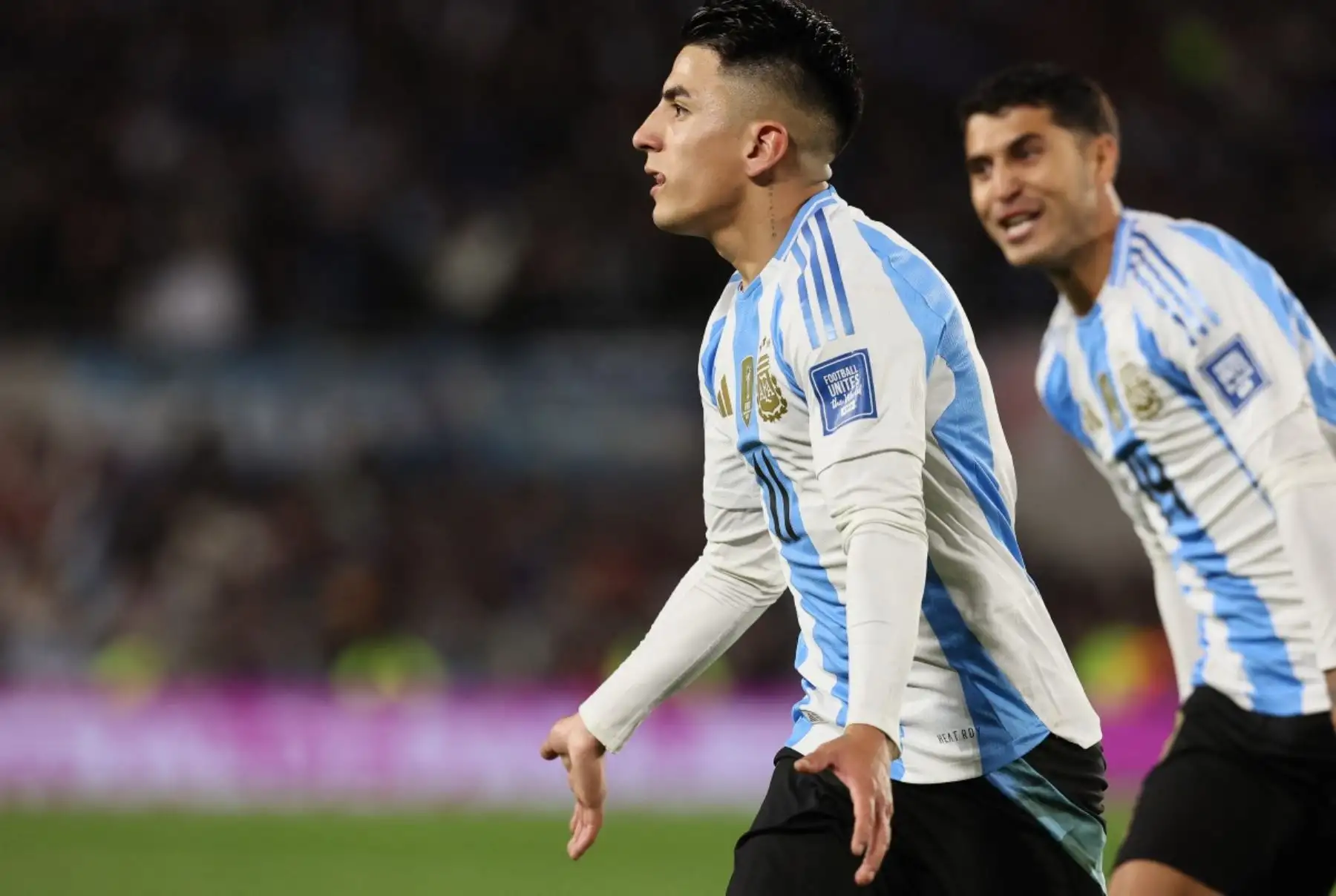 Argentina y Colombia empataron 1-1 en un vibrante partido por la decimosexta fecha de las eliminatorias sudamericanas rumbo al Mundial 2026. Luis Díaz abrió el marcador para Colombia, pero Thiago Almada igualó cerca del final. Argentina, que ya aseguró su clasificación y liderato, suma 35 puntos. Colombia, con 22 unidades, sigue en la pelea. En la próxima jornada, Argentina enfrentará a Venezuela y Colombia recibirá a Bolivia. Foto: AFP