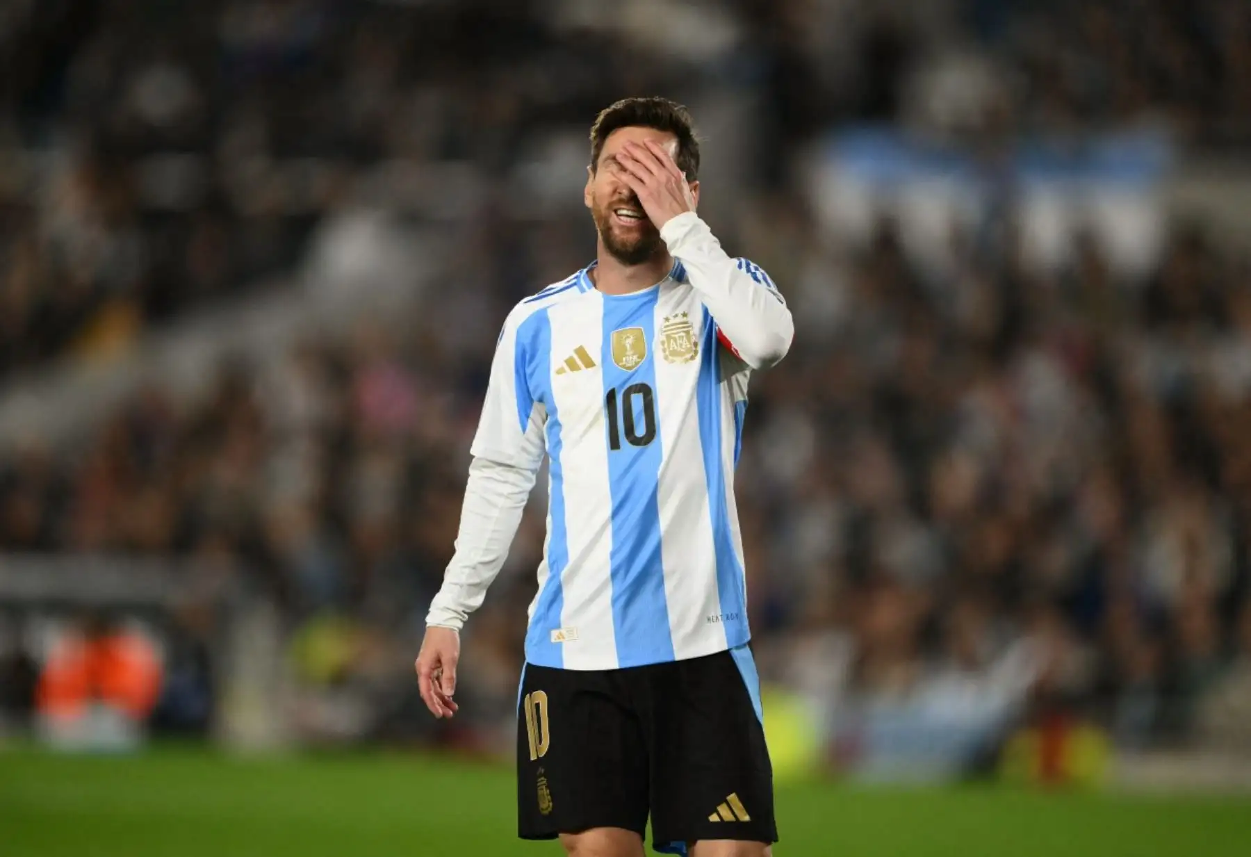 Argentina y Colombia empataron 1-1 en un vibrante partido por la decimosexta fecha de las eliminatorias sudamericanas rumbo al Mundial 2026. Luis Díaz abrió el marcador para Colombia, pero Thiago Almada igualó cerca del final. Argentina, que ya aseguró su clasificación y liderato, suma 35 puntos. Colombia, con 22 unidades, sigue en la pelea. En la próxima jornada, Argentina enfrentará a Venezuela y Colombia recibirá a Bolivia. Foto: AFP