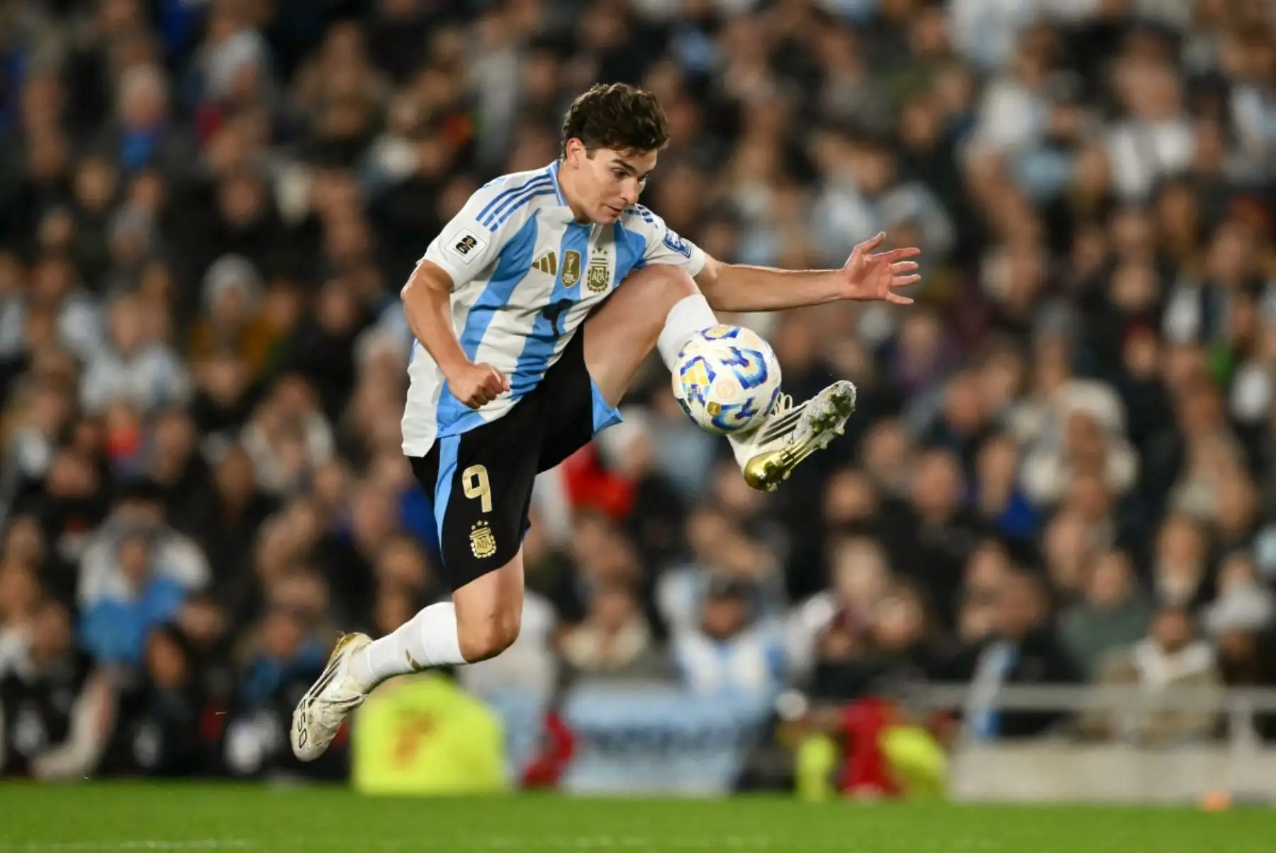 Argentina y Colombia empataron 1-1 en un vibrante partido por la decimosexta fecha de las eliminatorias sudamericanas rumbo al Mundial 2026. Luis Díaz abrió el marcador para Colombia, pero Thiago Almada igualó cerca del final. Argentina, que ya aseguró su clasificación y liderato, suma 35 puntos. Colombia, con 22 unidades, sigue en la pelea. En la próxima jornada, Argentina enfrentará a Venezuela y Colombia recibirá a Bolivia. Foto: AFP