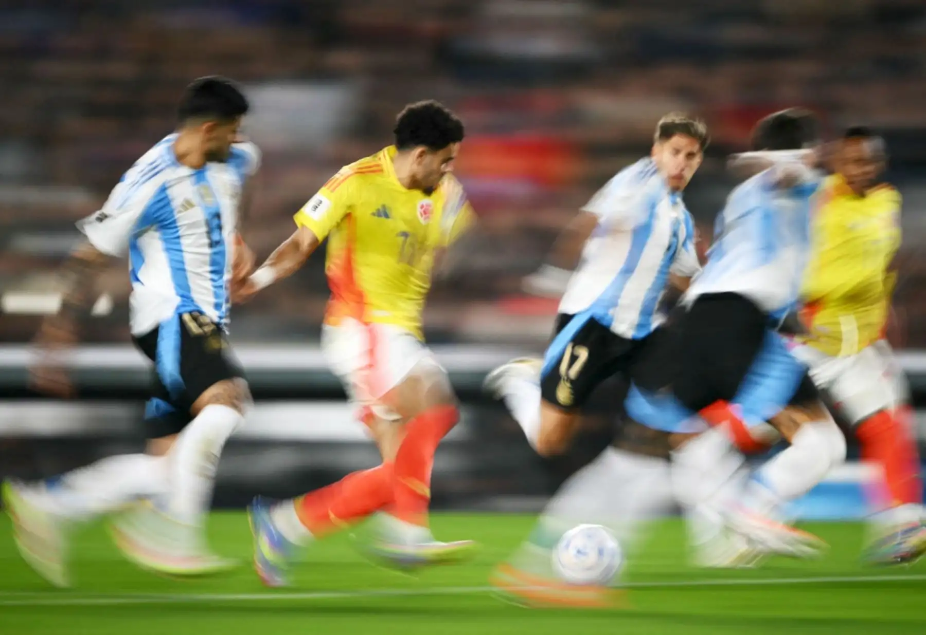 Argentina y Colombia empataron 1-1 en un vibrante partido por la decimosexta fecha de las eliminatorias sudamericanas rumbo al Mundial 2026. Luis Díaz abrió el marcador para Colombia, pero Thiago Almada igualó cerca del final. Argentina, que ya aseguró su clasificación y liderato, suma 35 puntos. Colombia, con 22 unidades, sigue en la pelea. En la próxima jornada, Argentina enfrentará a Venezuela y Colombia recibirá a Bolivia. Foto: AFP