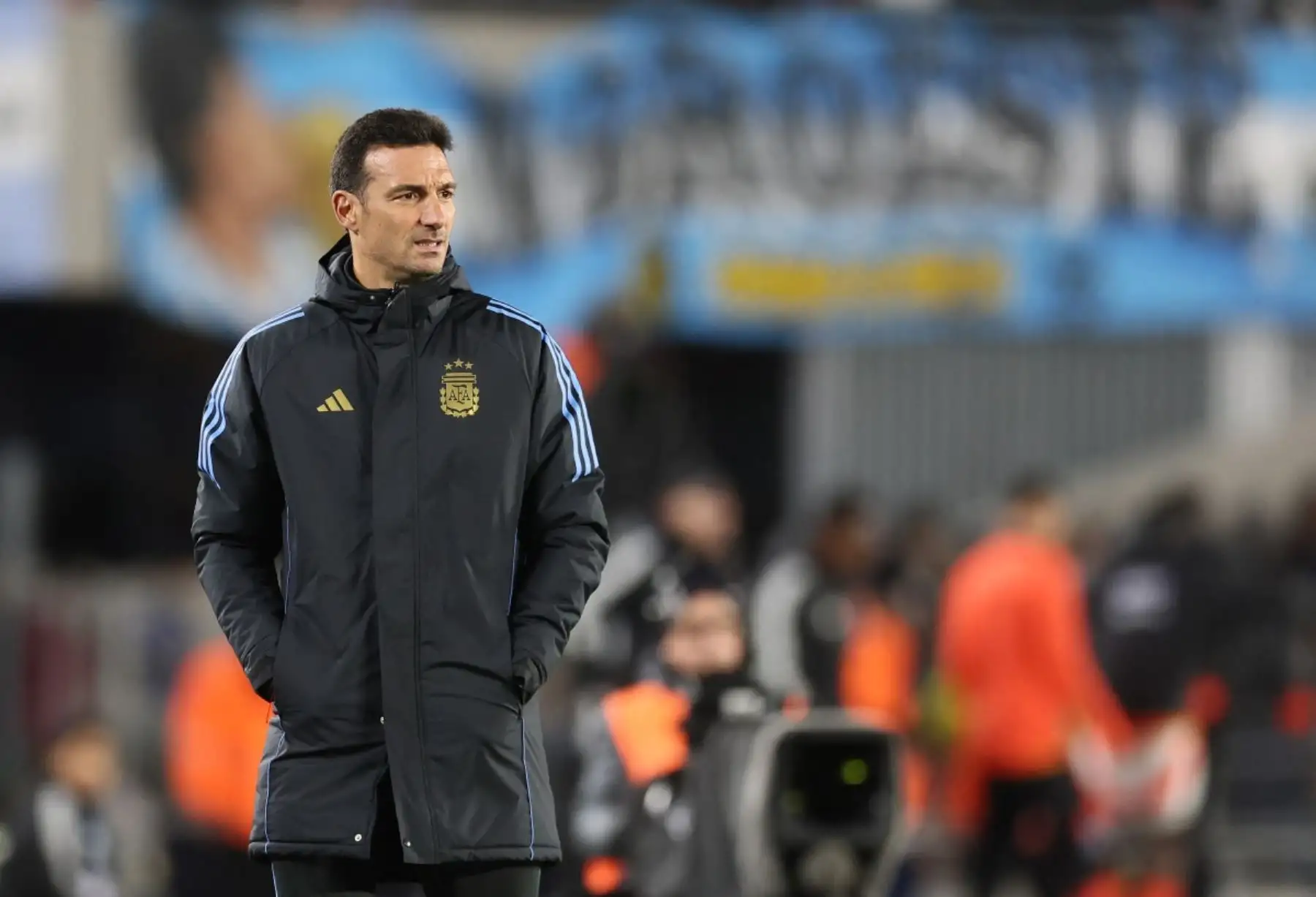 Argentina y Colombia empataron 1-1 en un vibrante partido por la decimosexta fecha de las eliminatorias sudamericanas rumbo al Mundial 2026. Luis Díaz abrió el marcador para Colombia, pero Thiago Almada igualó cerca del final. Argentina, que ya aseguró su clasificación y liderato, suma 35 puntos. Colombia, con 22 unidades, sigue en la pelea. En la próxima jornada, Argentina enfrentará a Venezuela y Colombia recibirá a Bolivia. Foto: AFP