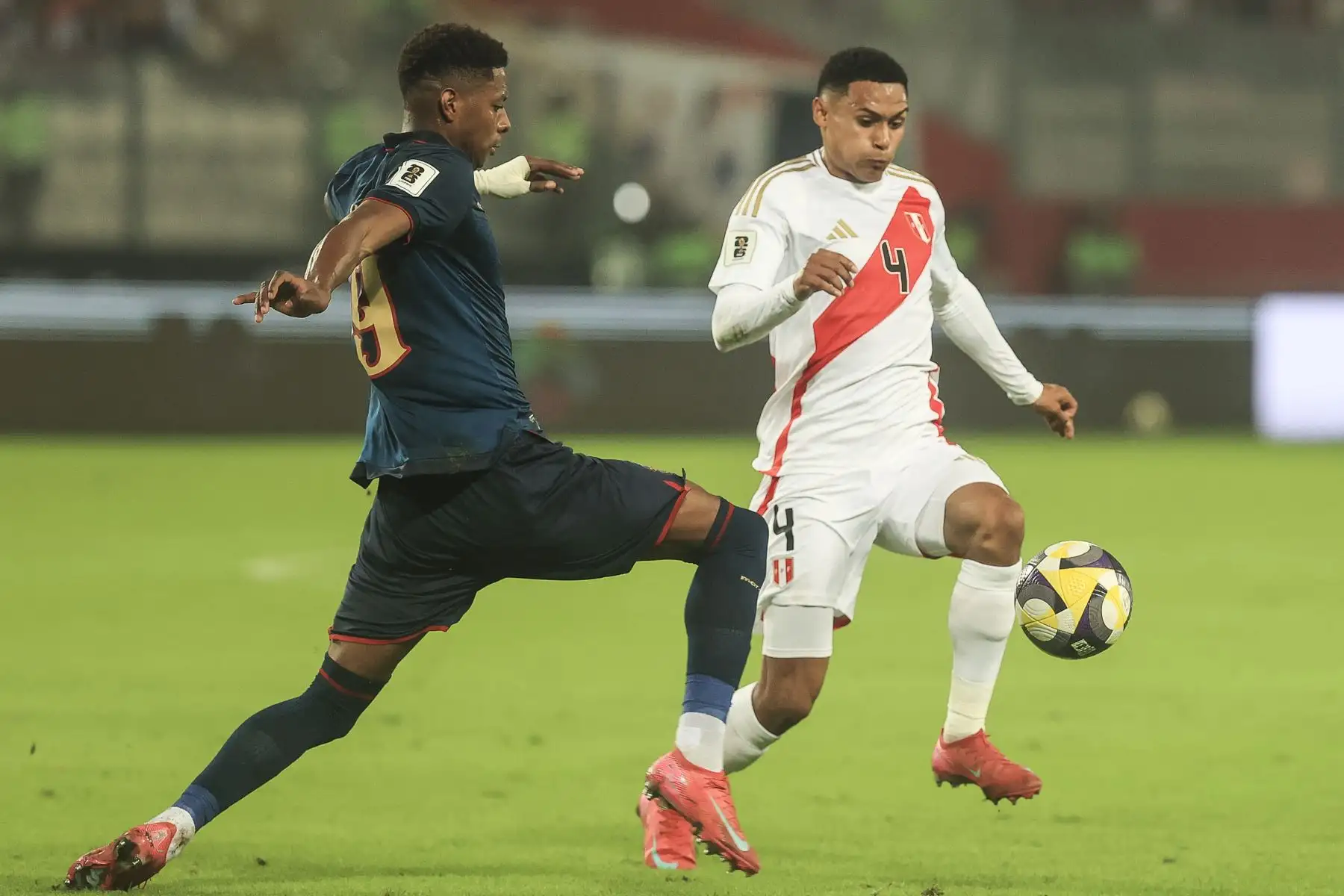 Ecuador selló su clasificación al Mundial 2026 tras empatar 0‑0 con Perú en Lima, resultado que, sumado a la derrota de Venezuela ante Uruguay, aseguró a los ecuatorianos en el segundo lugar de la tabla con 25 puntos. Por su parte, Perú quedó prácticamente eliminado. La Bicolor, con solo 12 puntos, ocupa el noveno lugar y está a seis unidades del repechaje, con apenas dos fechas por disputar. Foto: ANDINA/Jhonel Rodríguez Robles