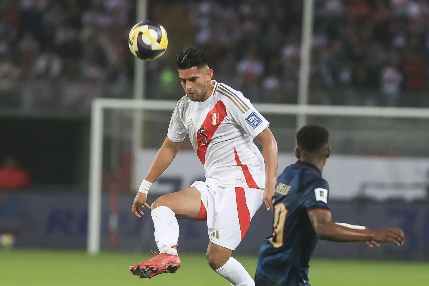 Ecuador selló su clasificación al Mundial 2026 tras empatar 0‑0 con Perú en Lima, resultado que, sumado a la derrota de Venezuela ante Uruguay, aseguró a los ecuatorianos en el segundo lugar de la tabla con 25 puntos. Por su parte, Perú quedó prácticamente eliminado. La Bicolor, con solo 12 puntos, ocupa el noveno lugar y está a seis unidades del repechaje, con apenas dos fechas por disputar. Foto: ANDINA/Jhonel Rodríguez Robles