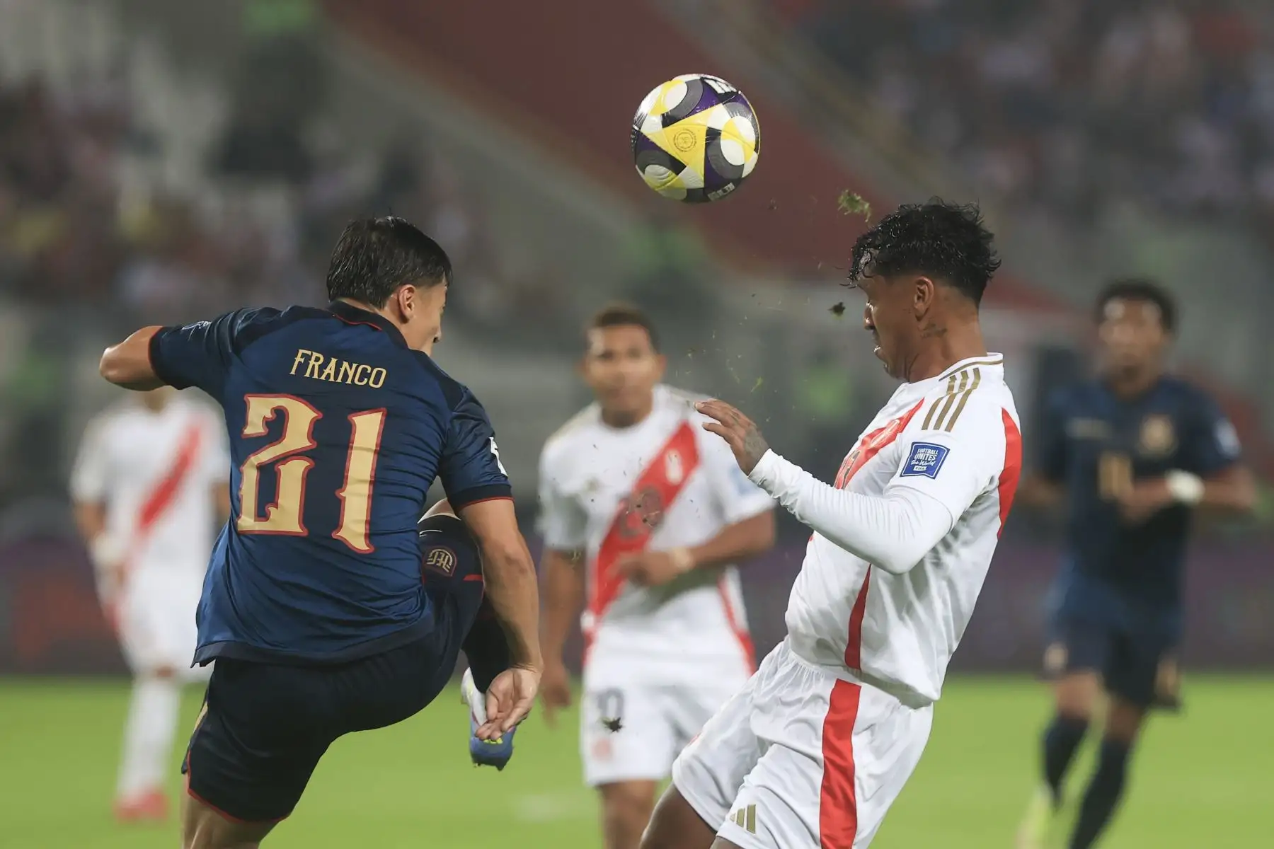 Ecuador selló su clasificación al Mundial 2026 tras empatar 0‑0 con Perú en Lima, resultado que, sumado a la derrota de Venezuela ante Uruguay, aseguró a los ecuatorianos en el segundo lugar de la tabla con 25 puntos. Por su parte, Perú quedó prácticamente eliminado. La Bicolor, con solo 12 puntos, ocupa el noveno lugar y está a seis unidades del repechaje, con apenas dos fechas por disputar. Foto: ANDINA/Jhonel Rodríguez Robles