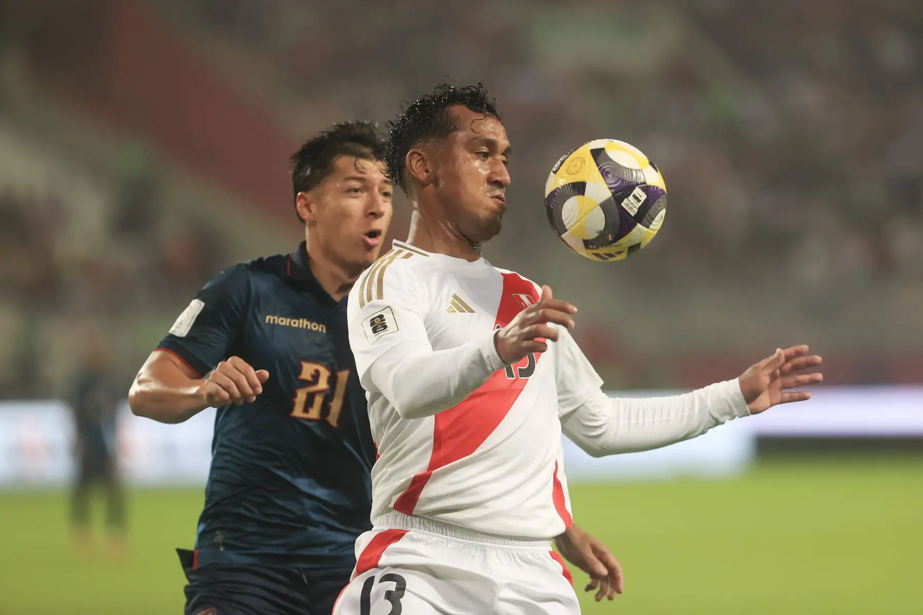 Ecuador selló su clasificación al Mundial 2026 tras empatar 0‑0 con Perú en Lima, resultado que, sumado a la derrota de Venezuela ante Uruguay, aseguró a los ecuatorianos en el segundo lugar de la tabla con 25 puntos. Por su parte, Perú quedó prácticamente eliminado. La Bicolor, con solo 12 puntos, ocupa el noveno lugar y está a seis unidades del repechaje, con apenas dos fechas por disputar. Foto: ANDINA/Jhonel Rodríguez Robles