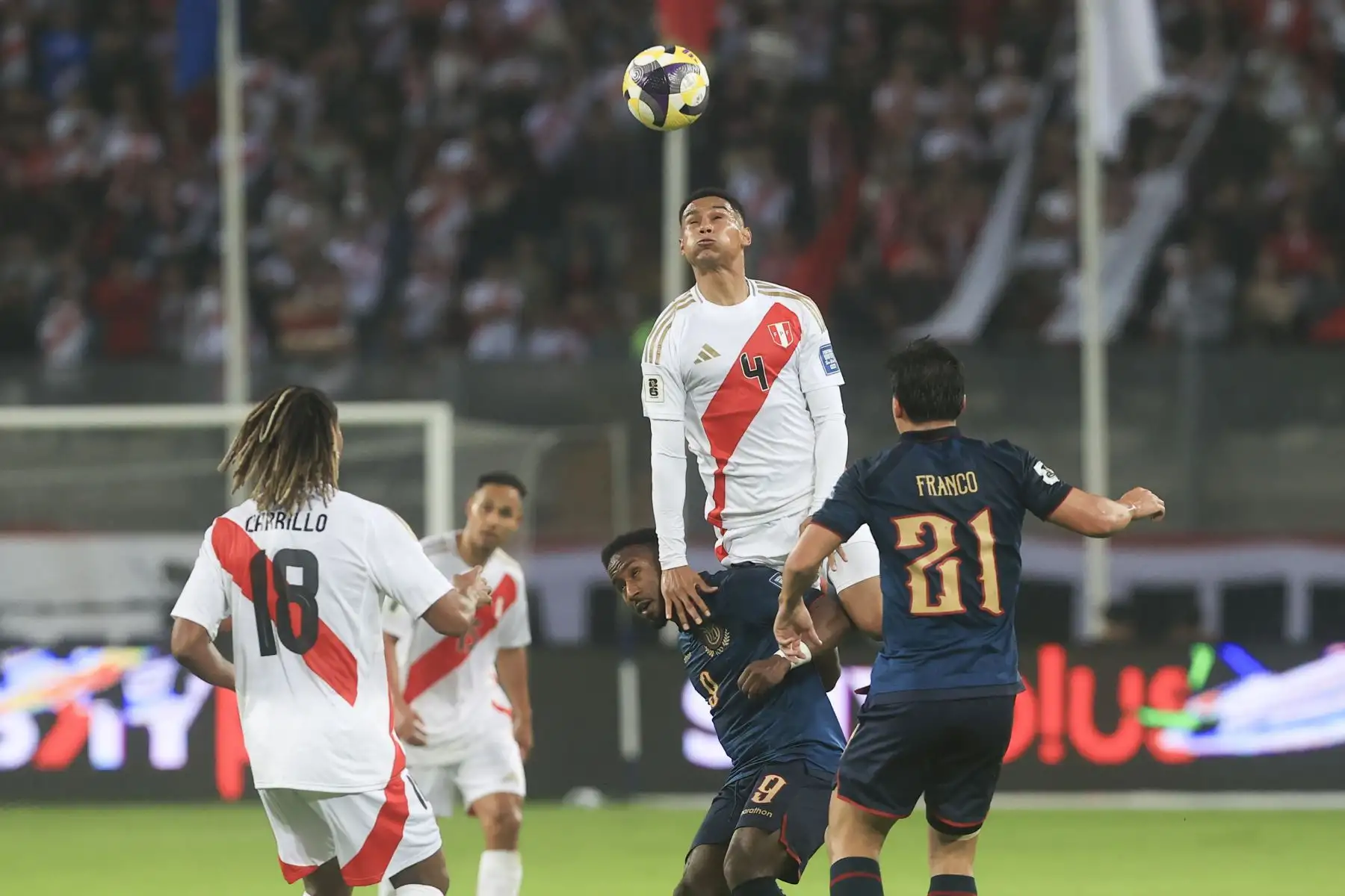 Ecuador selló su clasificación al Mundial 2026 tras empatar 0‑0 con Perú en Lima, resultado que, sumado a la derrota de Venezuela ante Uruguay, aseguró a los ecuatorianos en el segundo lugar de la tabla con 25 puntos. Por su parte, Perú quedó prácticamente eliminado. La Bicolor, con solo 12 puntos, ocupa el noveno lugar y está a seis unidades del repechaje, con apenas dos fechas por disputar. Foto: ANDINA/Jhonel Rodríguez Robles