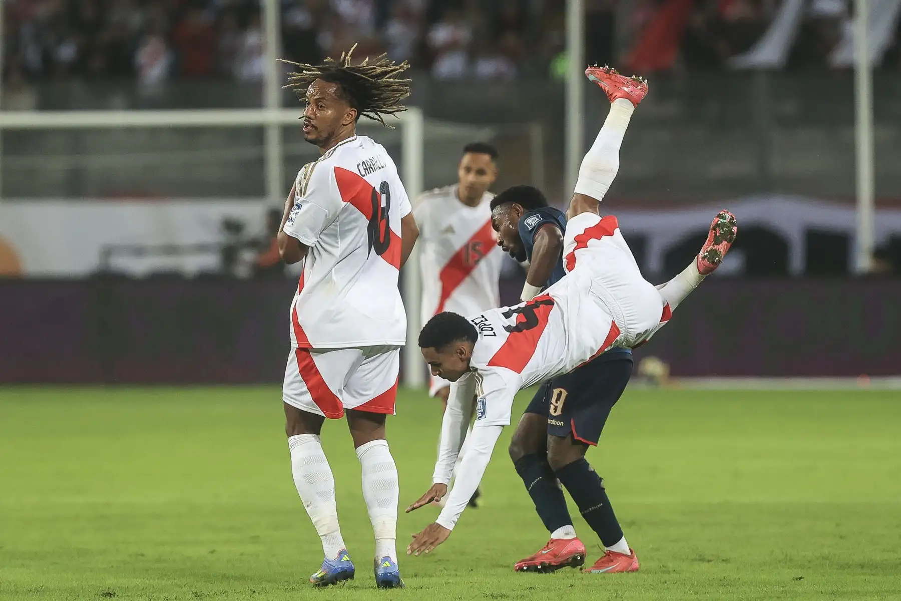 Ecuador selló su clasificación al Mundial 2026 tras empatar 0‑0 con Perú en Lima, resultado que, sumado a la derrota de Venezuela ante Uruguay, aseguró a los ecuatorianos en el segundo lugar de la tabla con 25 puntos. Por su parte, Perú quedó prácticamente eliminado. La Bicolor, con solo 12 puntos, ocupa el noveno lugar y está a seis unidades del repechaje, con apenas dos fechas por disputar. Foto: ANDINA/Jhonel Rodríguez Robles