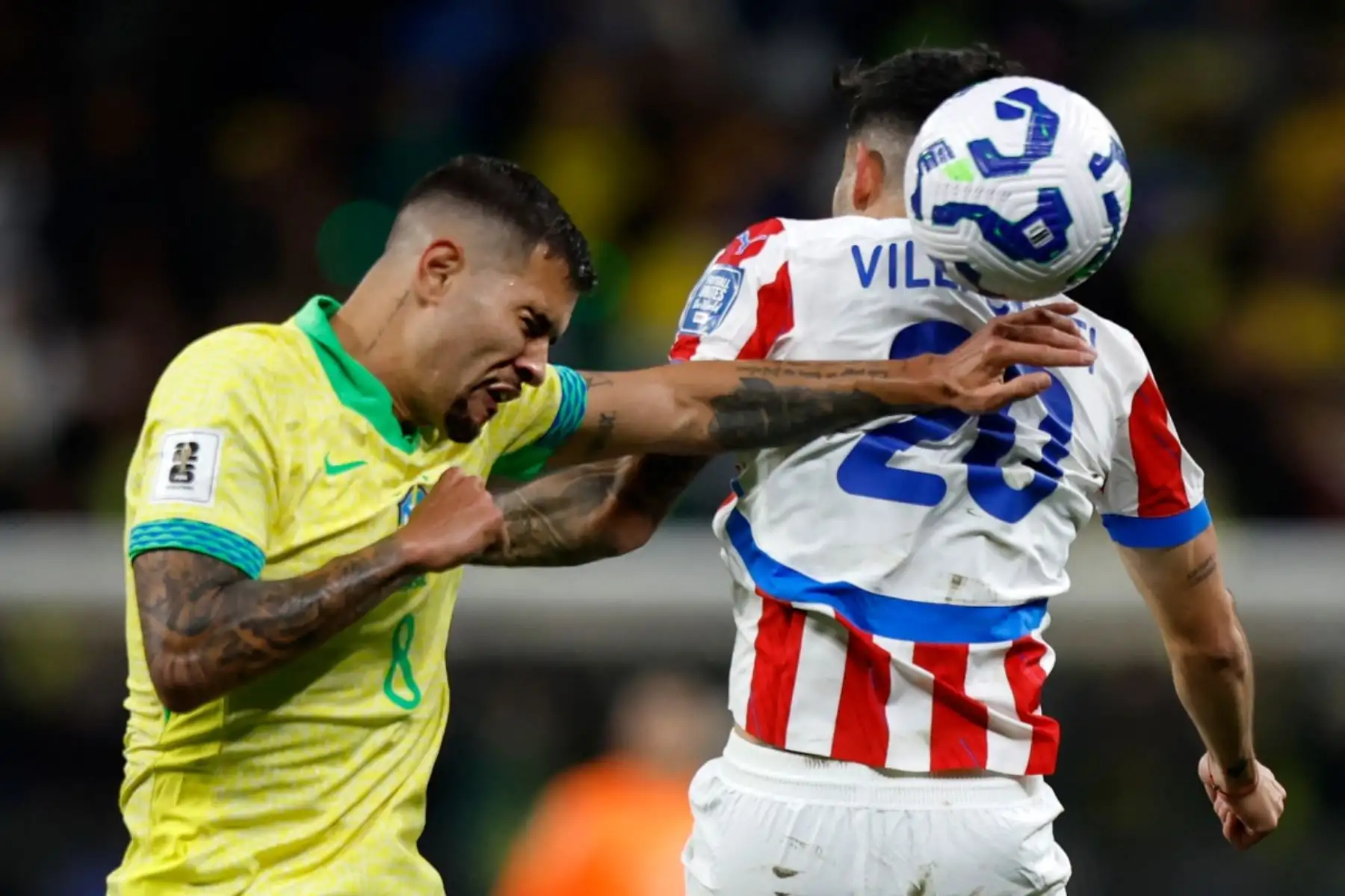 Brasil aseguró su clasificación al Mundial 2026 al vencer 1-0 a Paraguay con gol de Vinícius Junior, quien marcó justo en el cumpleaños 66 de su nuevo entrenador, Carlo Ancelotti. El equipo mostró mejoras ofensivas con el regreso de Raphinha y la inclusión de Matheus Cunha y Gabriel Martinelli. La preocupación llegó al final cuando Vinícius salió lesionado, encendiendo alarmas para el Real Madrid de cara al Mundial de Clubes. Foto: AFP