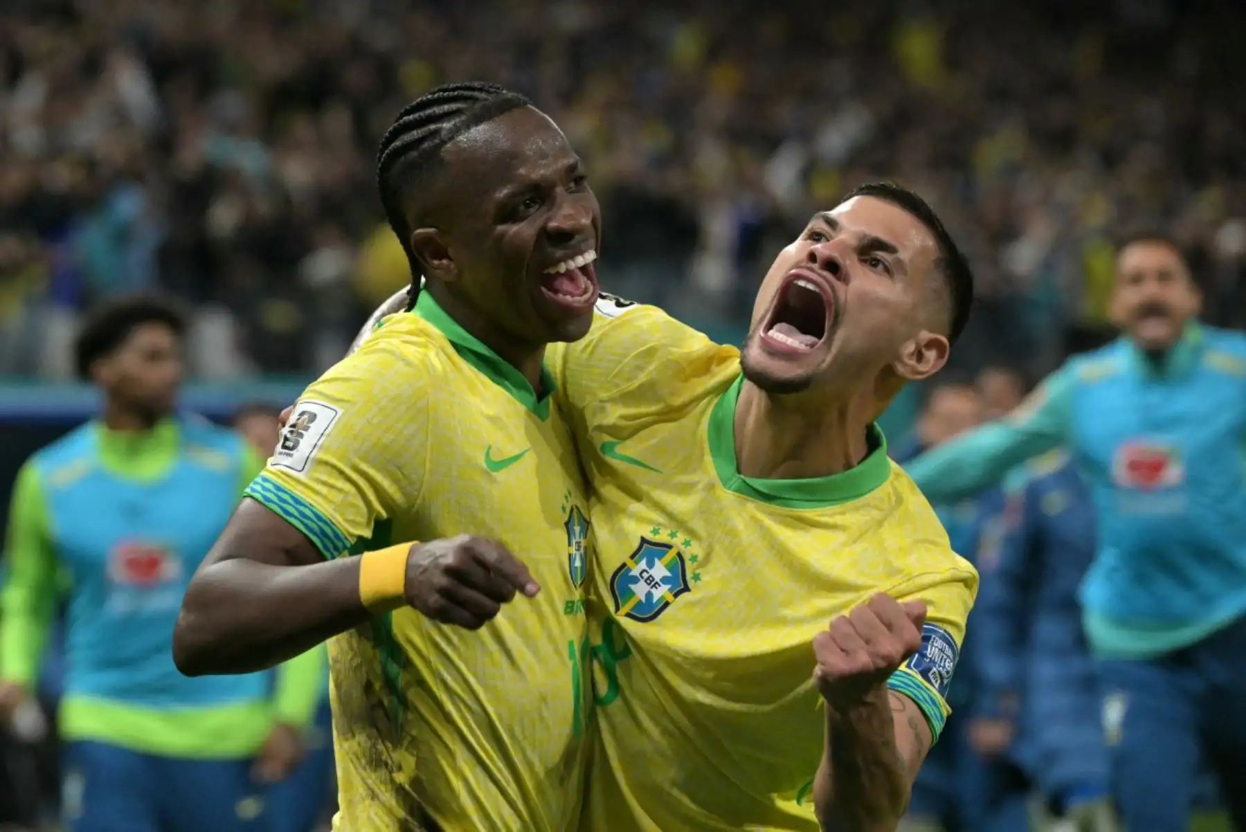 Brasil aseguró su clasificación al Mundial 2026 al vencer 1-0 a Paraguay con gol de Vinícius Junior, quien marcó justo en el cumpleaños 66 de su nuevo entrenador, Carlo Ancelotti. El equipo mostró mejoras ofensivas con el regreso de Raphinha y la inclusión de Matheus Cunha y Gabriel Martinelli. La preocupación llegó al final cuando Vinícius salió lesionado, encendiendo alarmas para el Real Madrid de cara al Mundial de Clubes. Foto: AFP