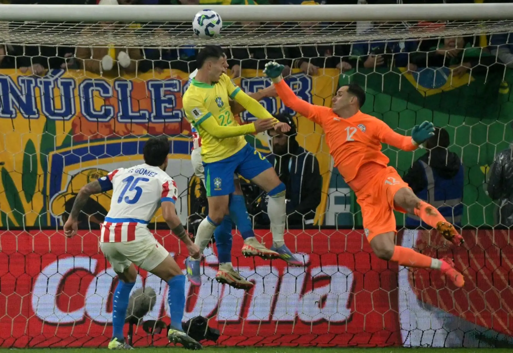 Brasil aseguró su clasificación al Mundial 2026 al vencer 1-0 a Paraguay con gol de Vinícius Junior, quien marcó justo en el cumpleaños 66 de su nuevo entrenador, Carlo Ancelotti. El equipo mostró mejoras ofensivas con el regreso de Raphinha y la inclusión de Matheus Cunha y Gabriel Martinelli. La preocupación llegó al final cuando Vinícius salió lesionado, encendiendo alarmas para el Real Madrid de cara al Mundial de Clubes. Foto: AFP