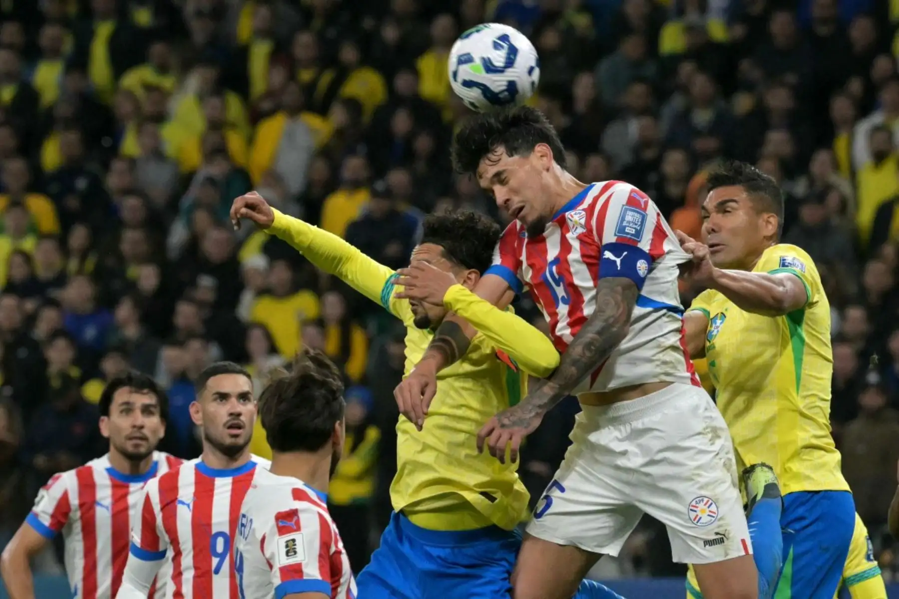 Brasil aseguró su clasificación al Mundial 2026 al vencer 1-0 a Paraguay con gol de Vinícius Junior, quien marcó justo en el cumpleaños 66 de su nuevo entrenador, Carlo Ancelotti. El equipo mostró mejoras ofensivas con el regreso de Raphinha y la inclusión de Matheus Cunha y Gabriel Martinelli. La preocupación llegó al final cuando Vinícius salió lesionado, encendiendo alarmas para el Real Madrid de cara al Mundial de Clubes. Foto: AFP