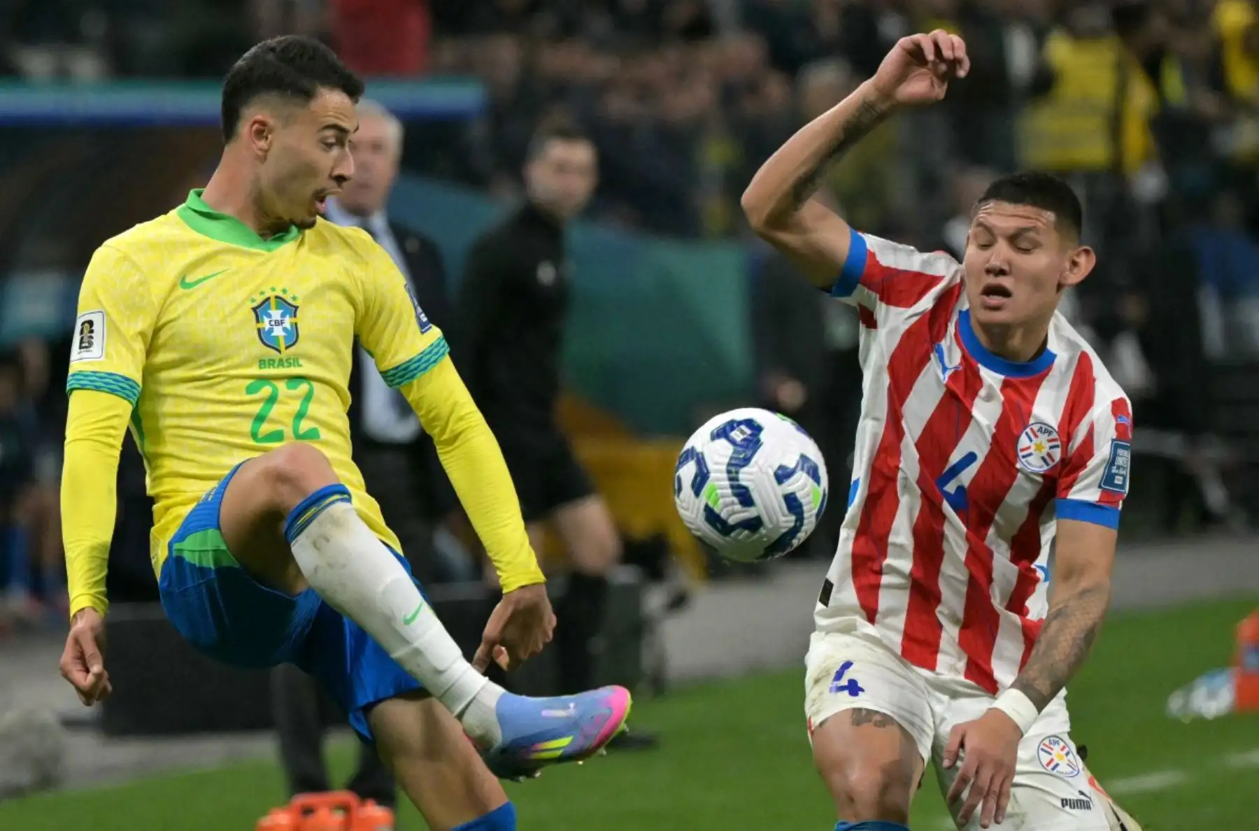 Brasil aseguró su clasificación al Mundial 2026 al vencer 1-0 a Paraguay con gol de Vinícius Junior, quien marcó justo en el cumpleaños 66 de su nuevo entrenador, Carlo Ancelotti. El equipo mostró mejoras ofensivas con el regreso de Raphinha y la inclusión de Matheus Cunha y Gabriel Martinelli. La preocupación llegó al final cuando Vinícius salió lesionado, encendiendo alarmas para el Real Madrid de cara al Mundial de Clubes. Foto: AFP