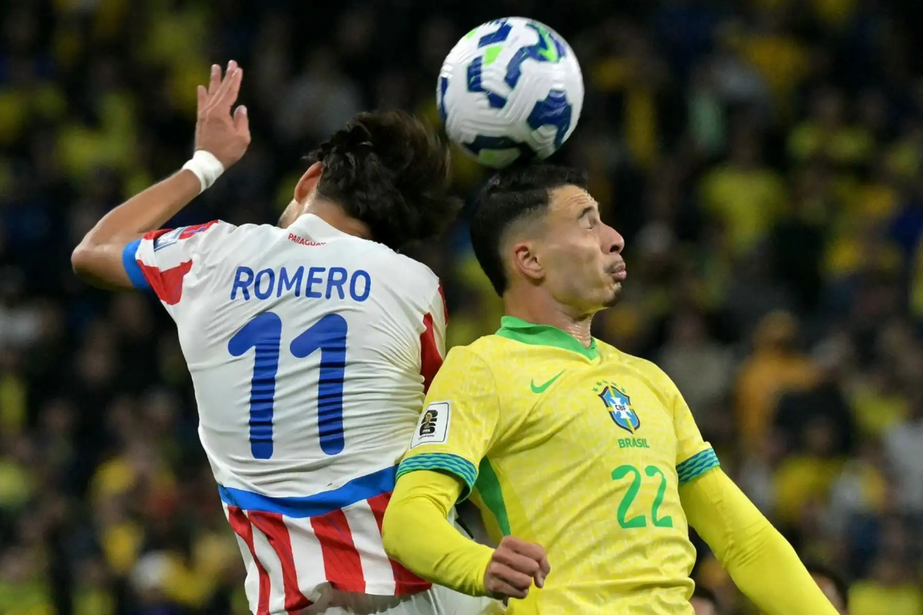 Brasil aseguró su clasificación al Mundial 2026 al vencer 1-0 a Paraguay con gol de Vinícius Junior, quien marcó justo en el cumpleaños 66 de su nuevo entrenador, Carlo Ancelotti. El equipo mostró mejoras ofensivas con el regreso de Raphinha y la inclusión de Matheus Cunha y Gabriel Martinelli. La preocupación llegó al final cuando Vinícius salió lesionado, encendiendo alarmas para el Real Madrid de cara al Mundial de Clubes. Foto: AFP