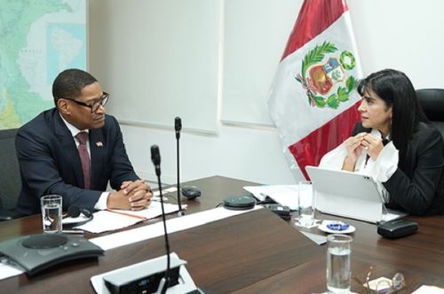 La ministra de Comercio Exterior y Turismo, Désilú León Chempén, sostuvo una reunión con una delegación del Departamento de Agricultura de los Estados Unidos (USDA), encabezada por el director general del Servicio Agrícola Exterior de ese país, Daniel B. Whitley. Foto: Cortesía.