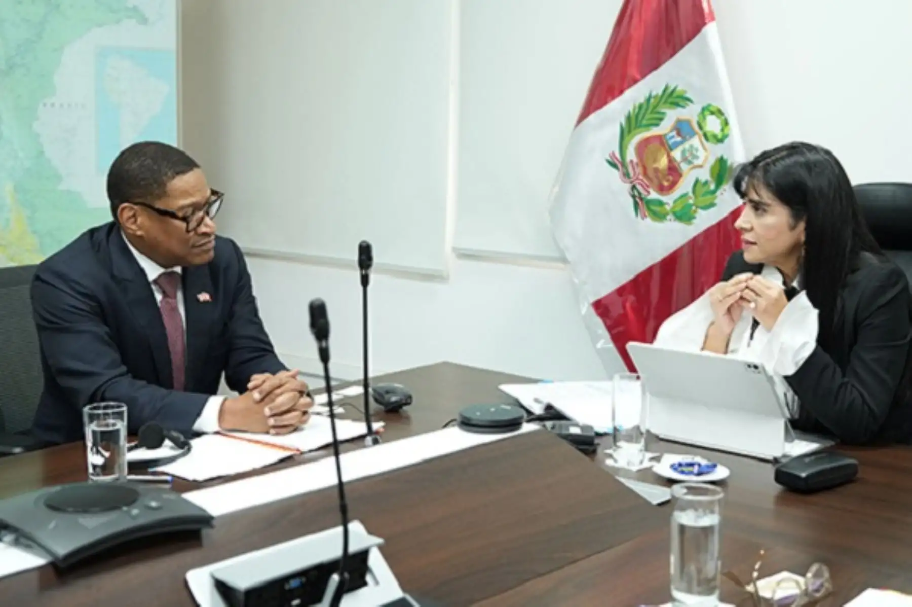 La ministra de Comercio Exterior y Turismo, Désilú León Chempén, sostuvo una reunión con una delegación del Departamento de Agricultura de los Estados Unidos (USDA), encabezada por el director general del Servicio Agrícola Exterior de ese país, Daniel B. Whitley. Foto: Cortesía.